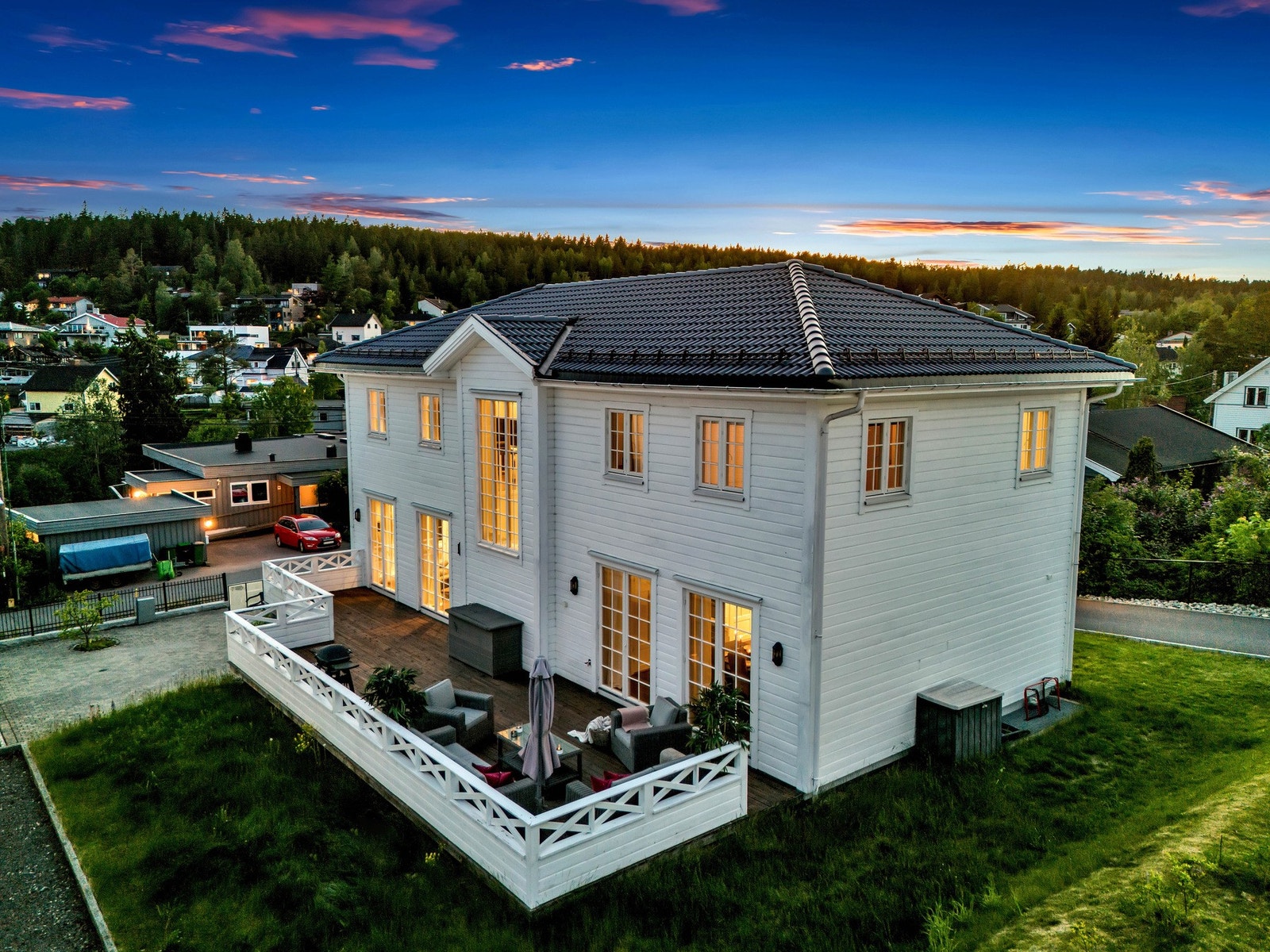 Eiendommen ligger i et attraktivt og barnevennlig boligområde på Fjellhamar i Lørenskog kommune. Galleribilde