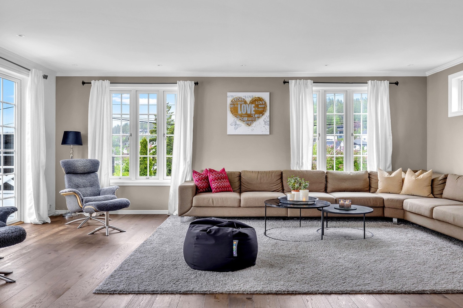 Storslåtte vindusflater og en takhøyde på ca. 2,50m, noe som skaper en særdeles god atmosfære. Galleribilde