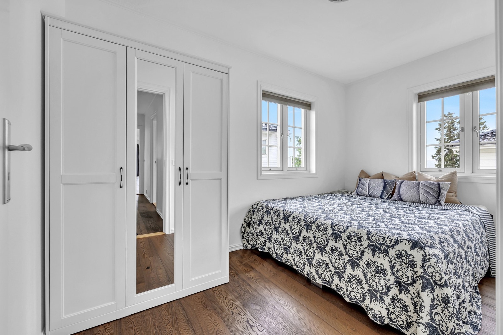 Etasjens øvrige tre soverom har god plass til seng, kontorpult, oppbevaringsmøblement m.m. Galleribilde