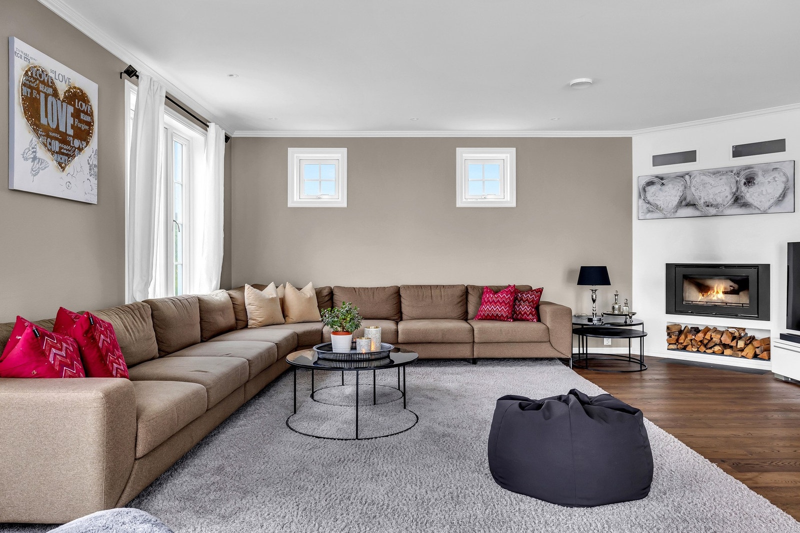 Vannbåren gulvvarme og en koselig peis med innsats sørger i tillegg for stemning og lunhet. Galleribilde