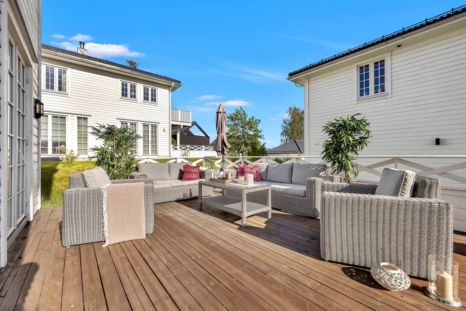 Kjøkkenet har to sett doble dører som leder til terrasse, hvor man enkelt kan trekke utendørs på varme sommerdager. Galleribilde