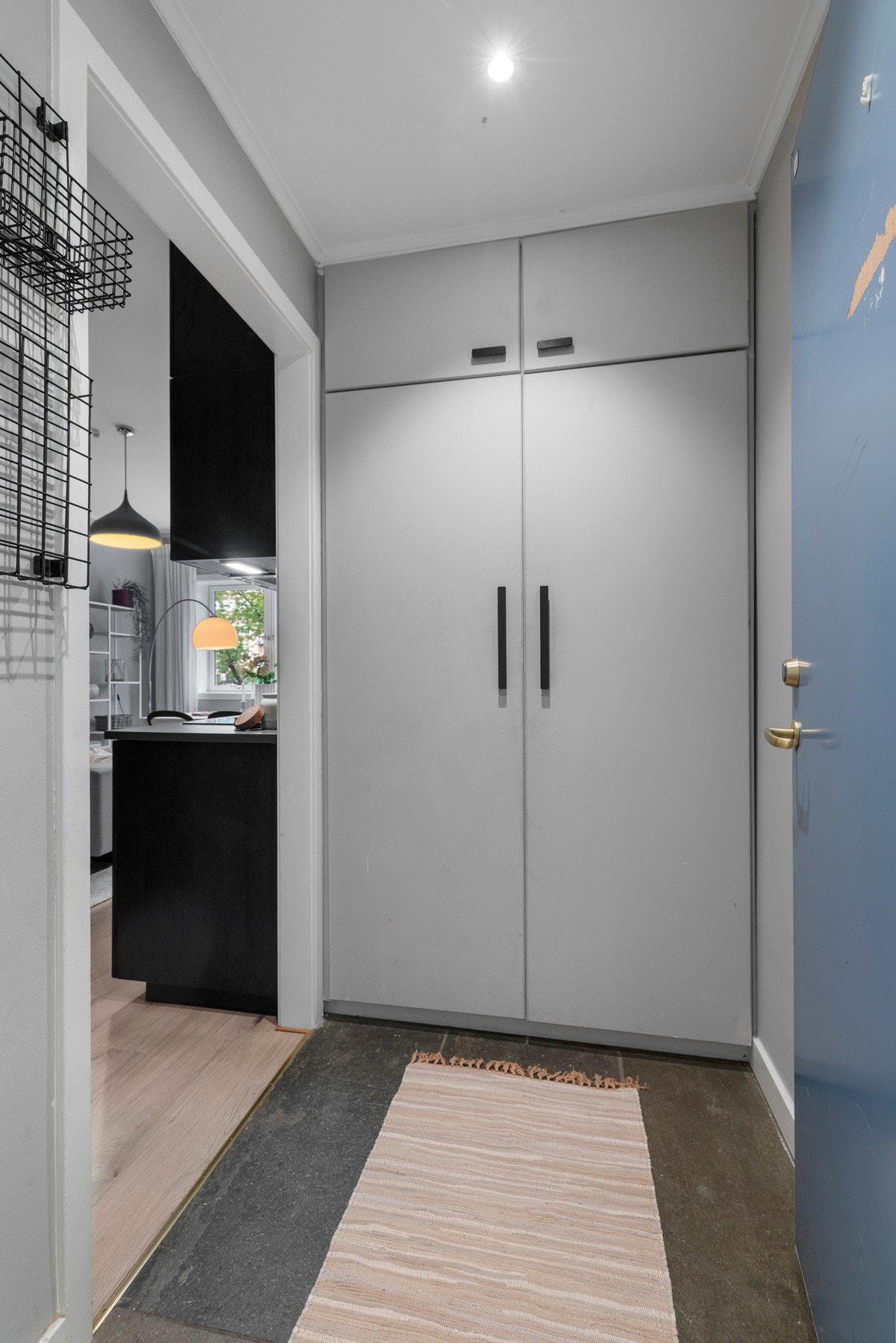 Lys og innbydende entré med god oppbevaringsplass i plassbygget garderobeskap. Galleribilde
