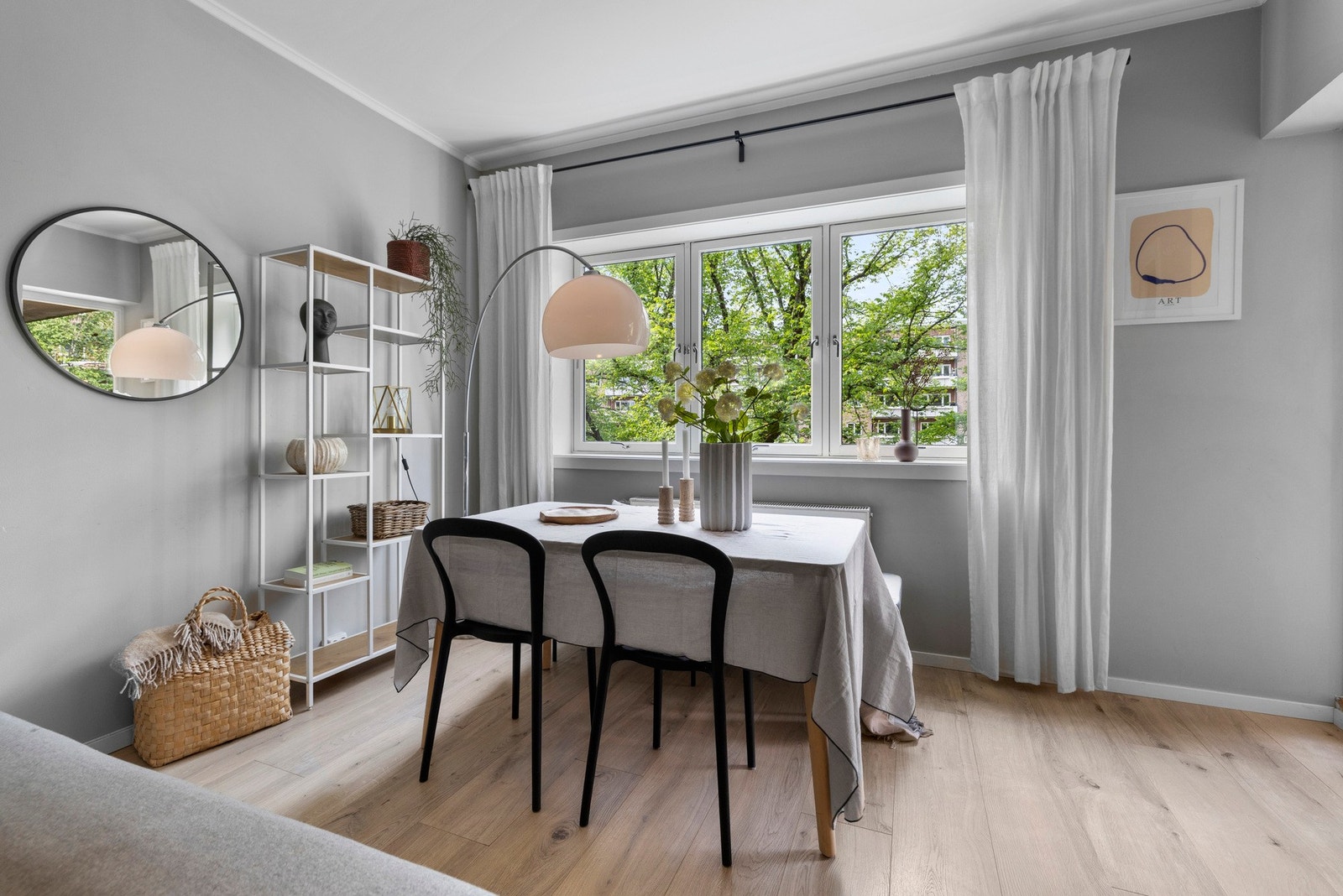 Her er det mer en god nok plass til et stort spisebord med tilhørende møblement. Galleribilde