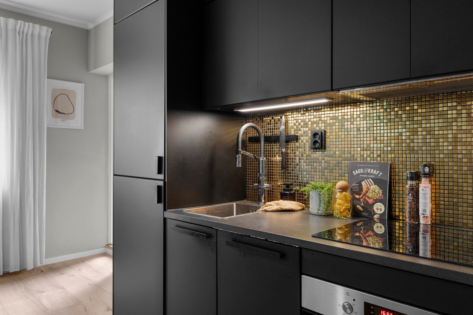 De stilige veggflisene gir kjøkkenet det lille ekstra. Moderne detaljer som berøringsfri kjøkkenkran- kjekt og enkelt! Galleribilde