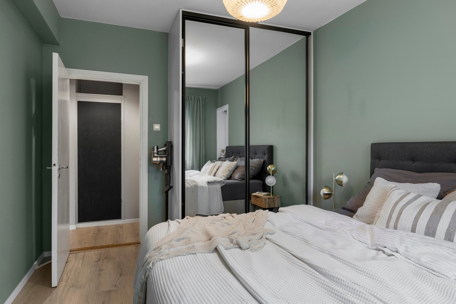 Godt med oppbevaringsplass i skyvedørsgarderobe. Galleribilde