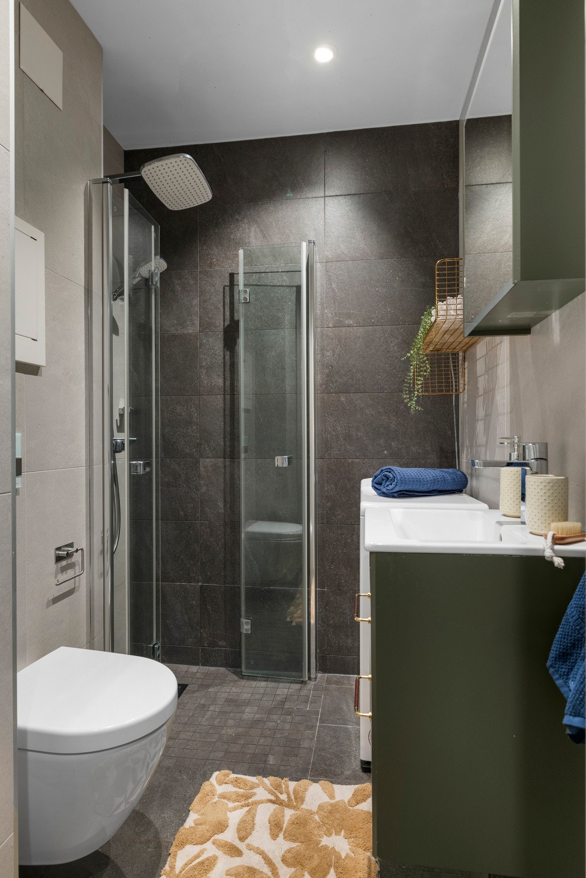 Lekkert, flislagt bad med gulvvarme. Badet ble pusset opp i 2019/2020. Galleribilde