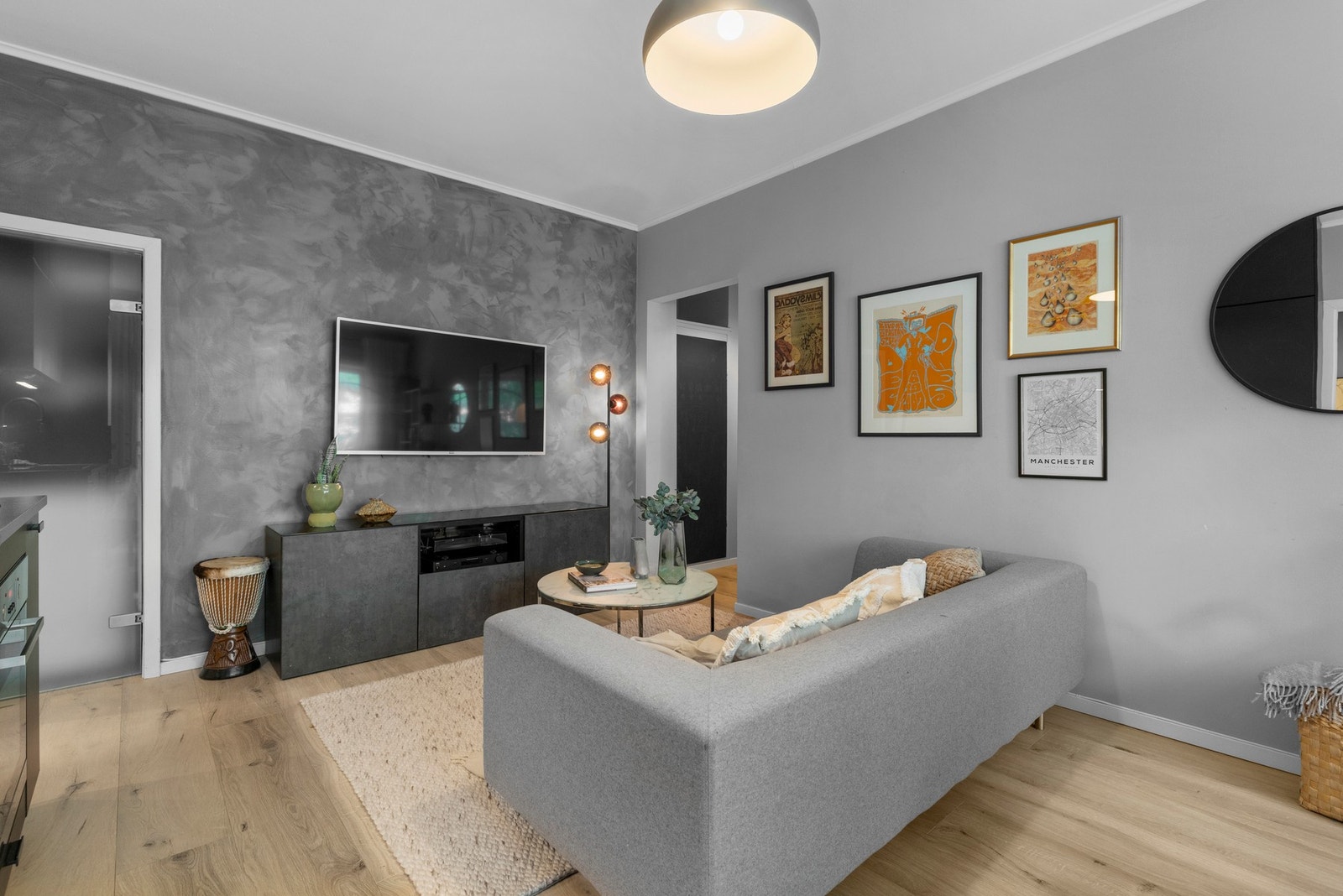 God plass til sofa og tilhørende TV-møblement. Kabel-TV og internett er inkludert i felleskostnadene. Galleribilde