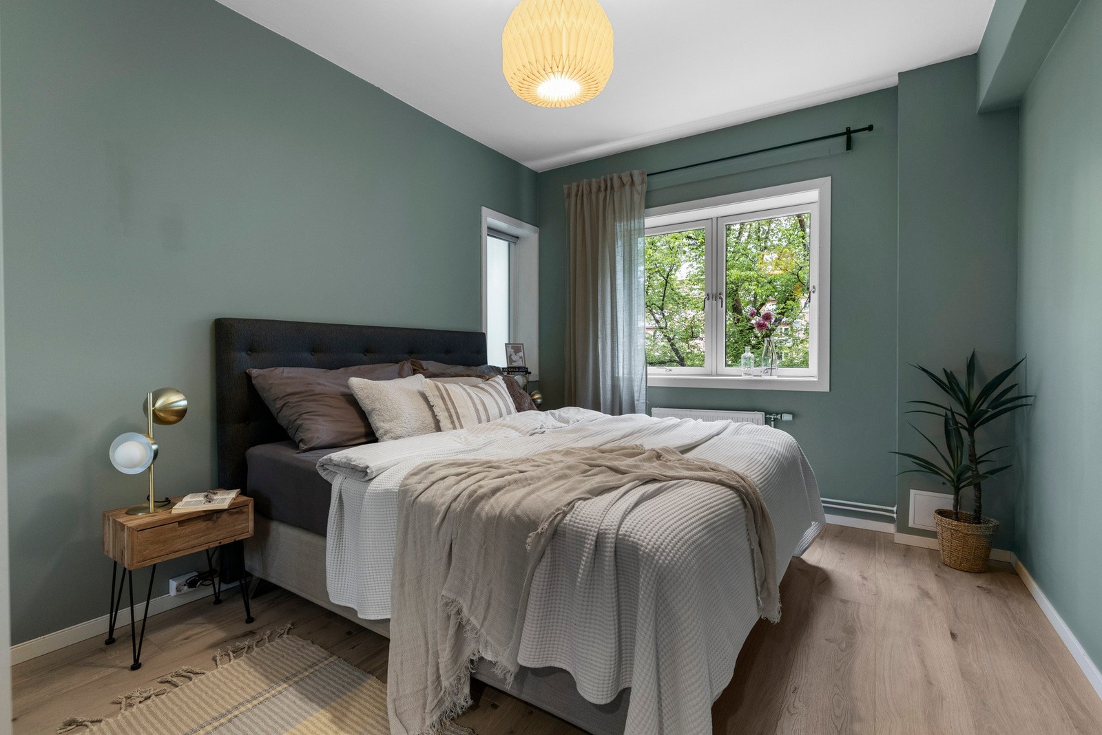 Innbydende og behagelig hovedsoverom med plass til dobbeltseng og tilhørende nattbord. Galleribilde