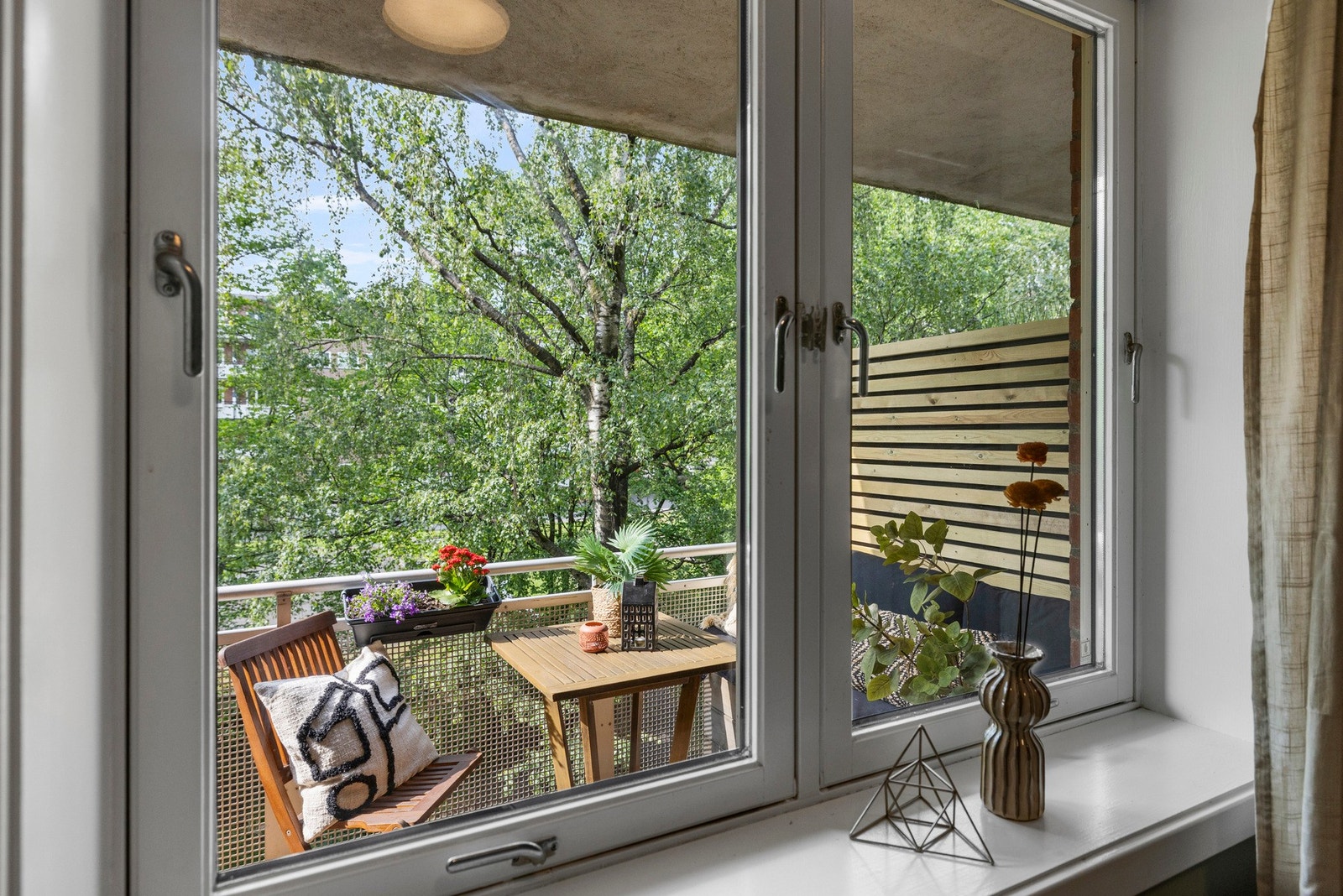 Hyggelig utsyn fra soveromsvinduet. Galleribilde