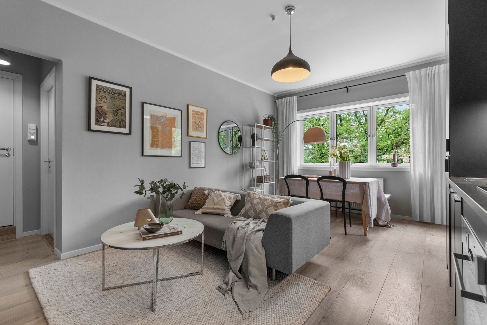 Leiligheten har gjennomgått en rekke oppgraderinger i 2019-2020, og fremstår innbydende og moderne. Galleribilde