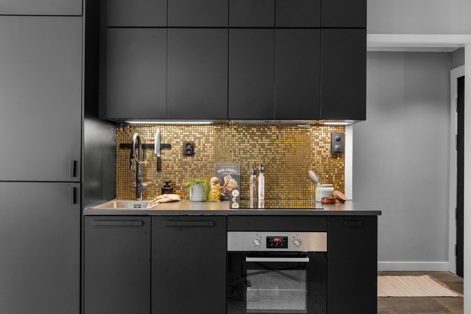 Sømløst kjøkken med integrert kjøleskap, oppvaskmaskin, stekeovn og induksjon platetopp. Galleribilde