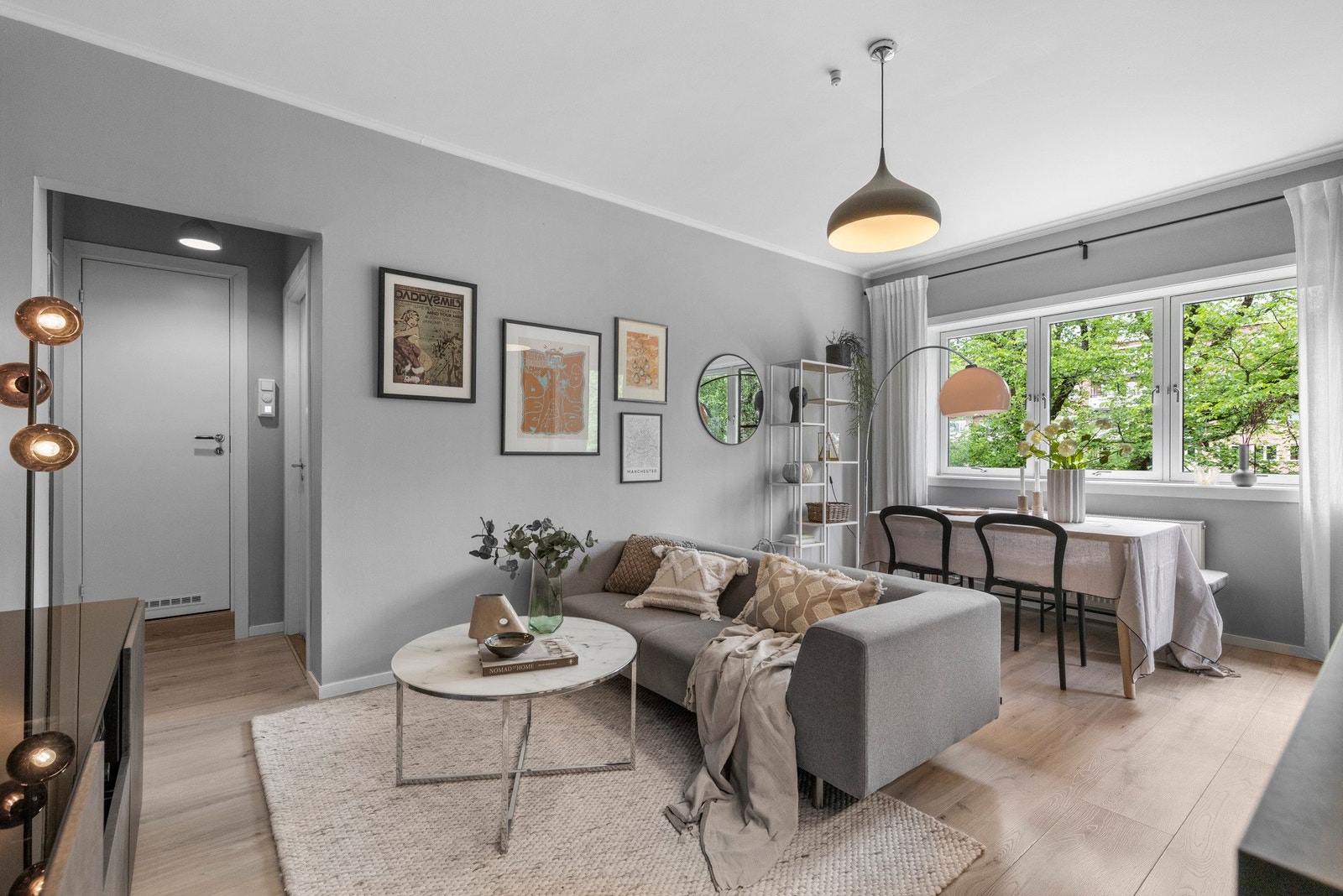 Lys og innbydende stue med god plass til både sofagruppe og spisebord. Galleribilde