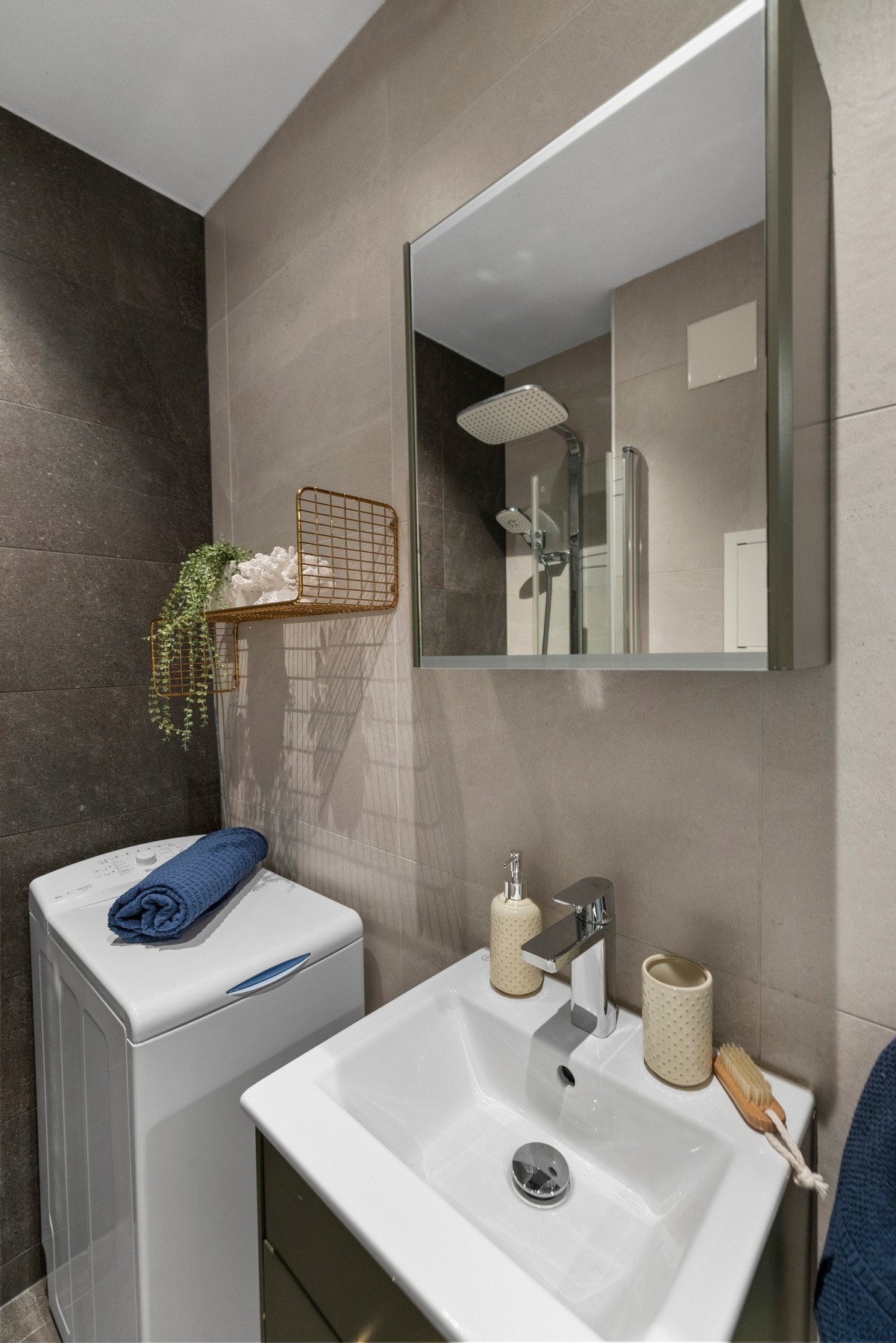 Det er opplegg for vaskemaskin på badet. I tillegg er det fellesvaskeri i kjeller. Galleribilde