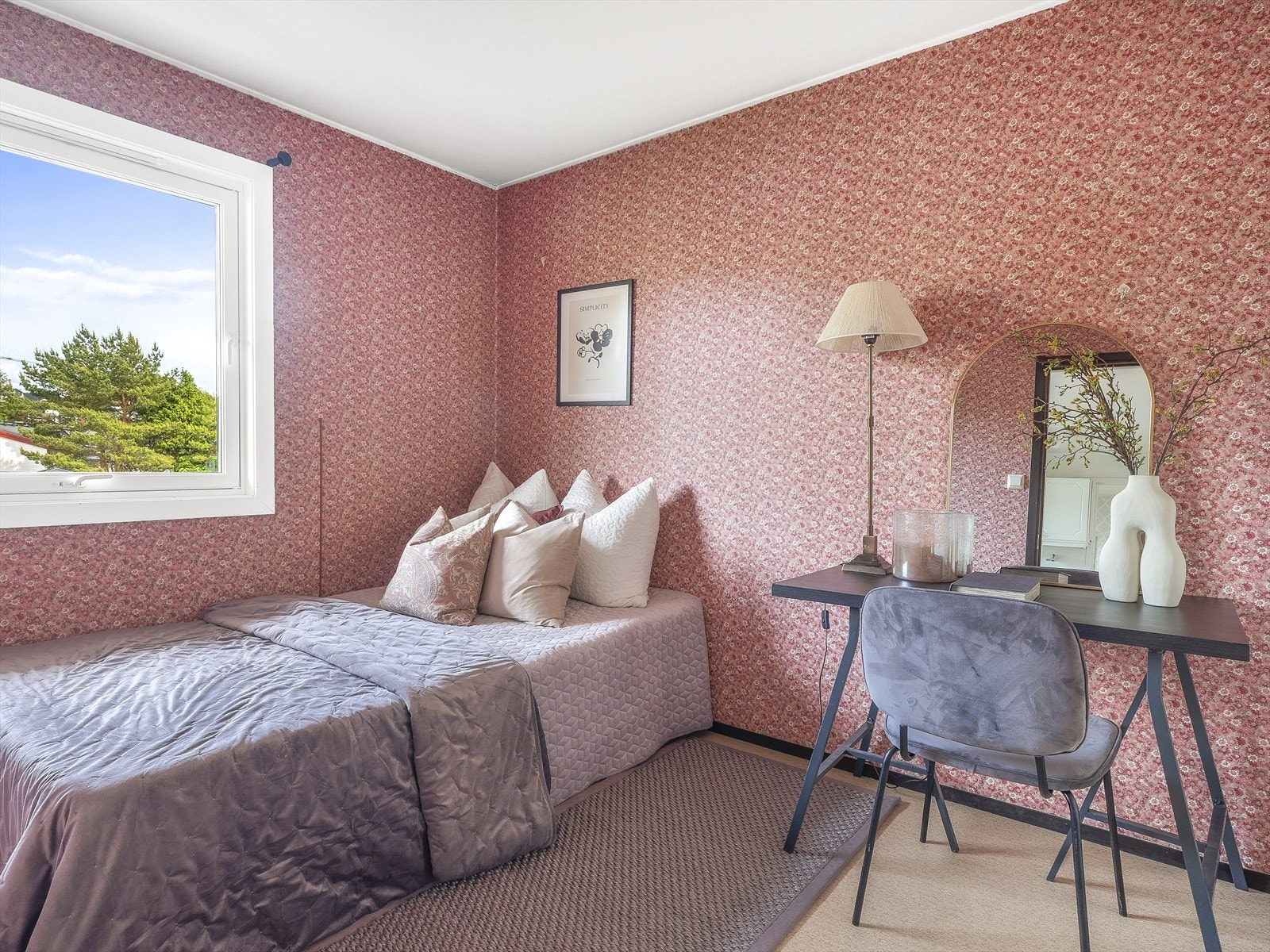 Lyst soverom med vindu fra 2019, perfekt for rolig søvn eller som hjemmekontor. Galleribilde