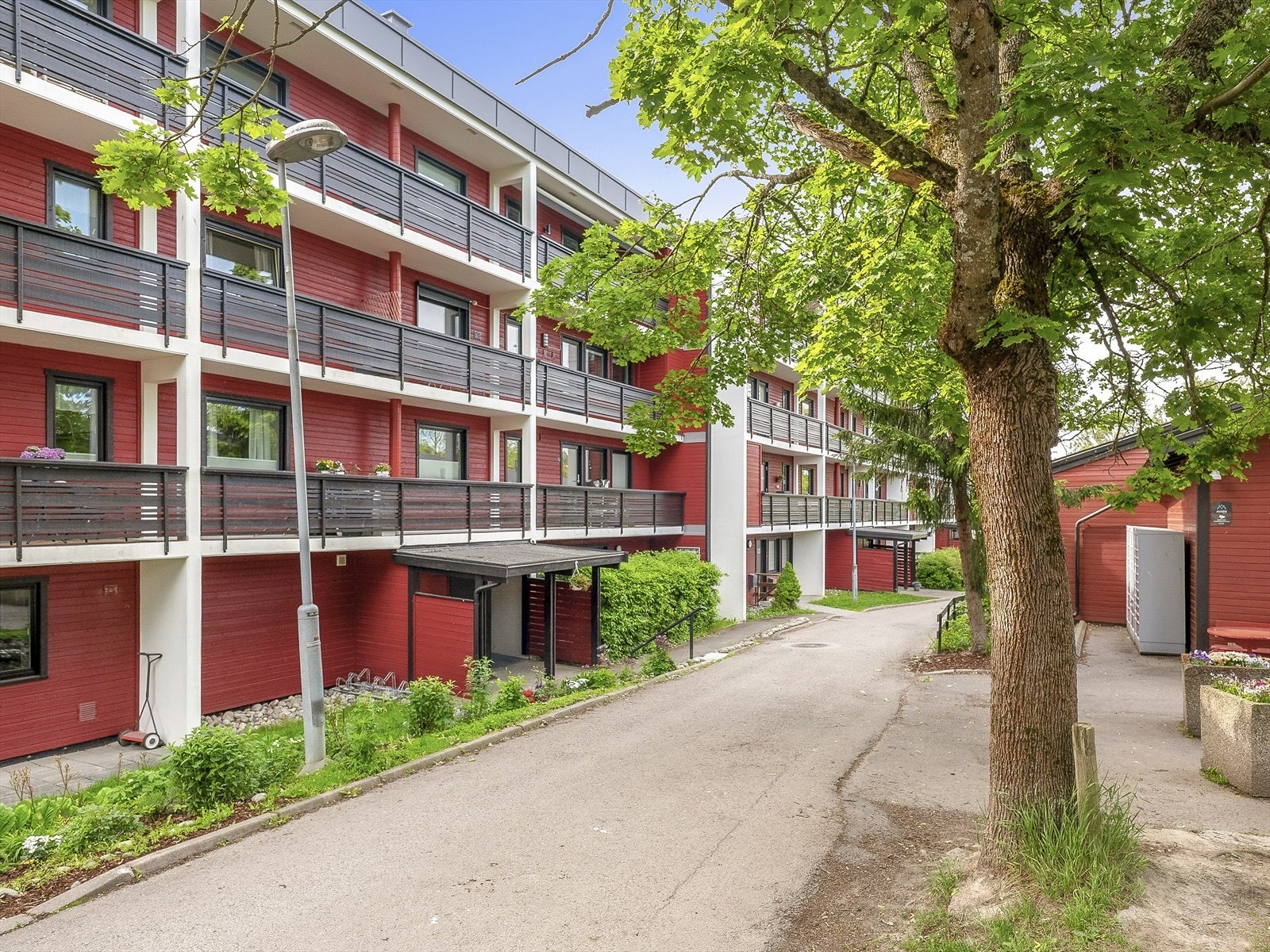 Borettslaget har grønne uteområder og godt vedlikeholdte fellesarealer for beboerne. Galleribilde