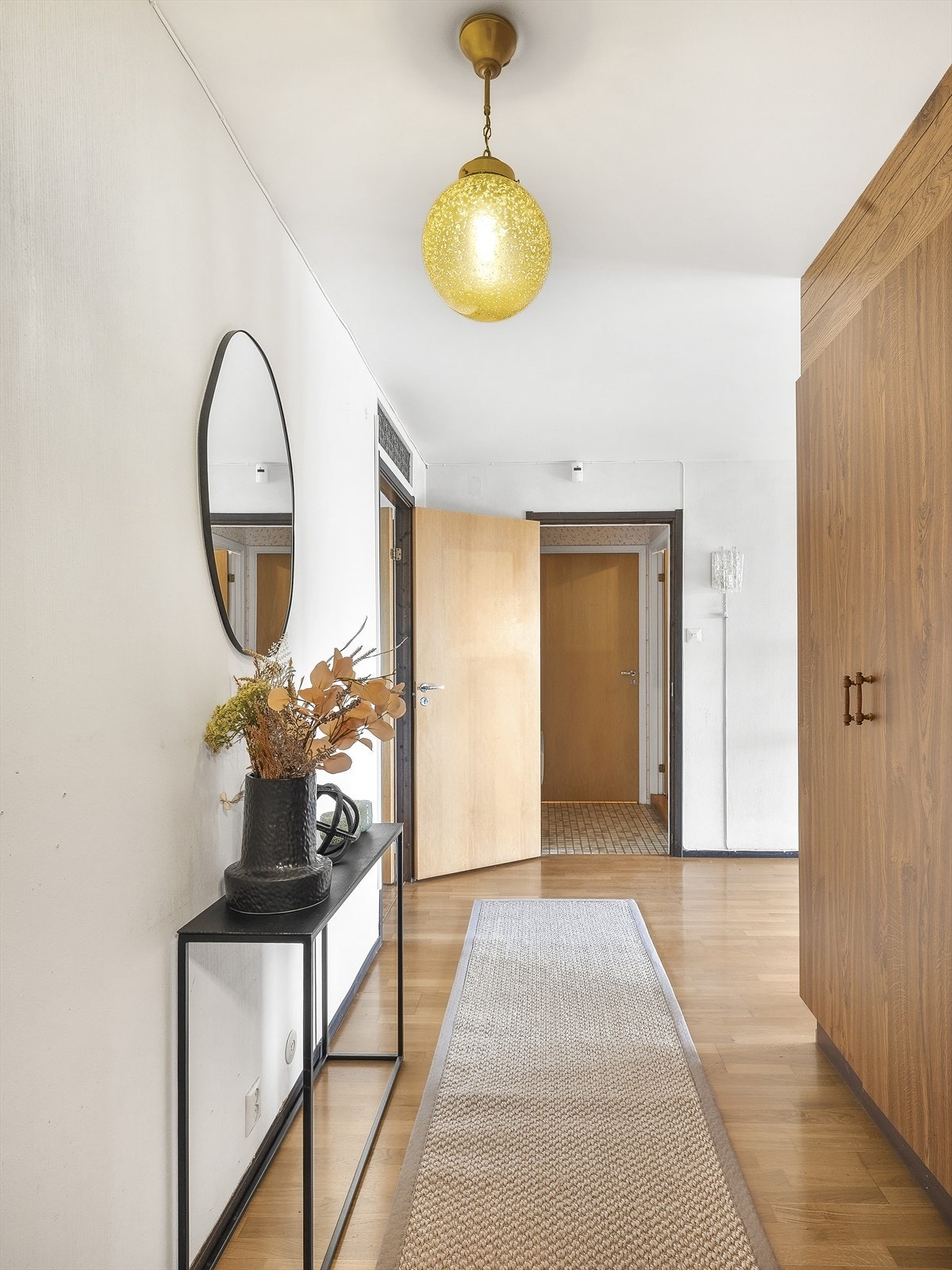 Lys entré med plass til oppbevaring og enkel adkomst til boligens øvrige rom. Galleribilde