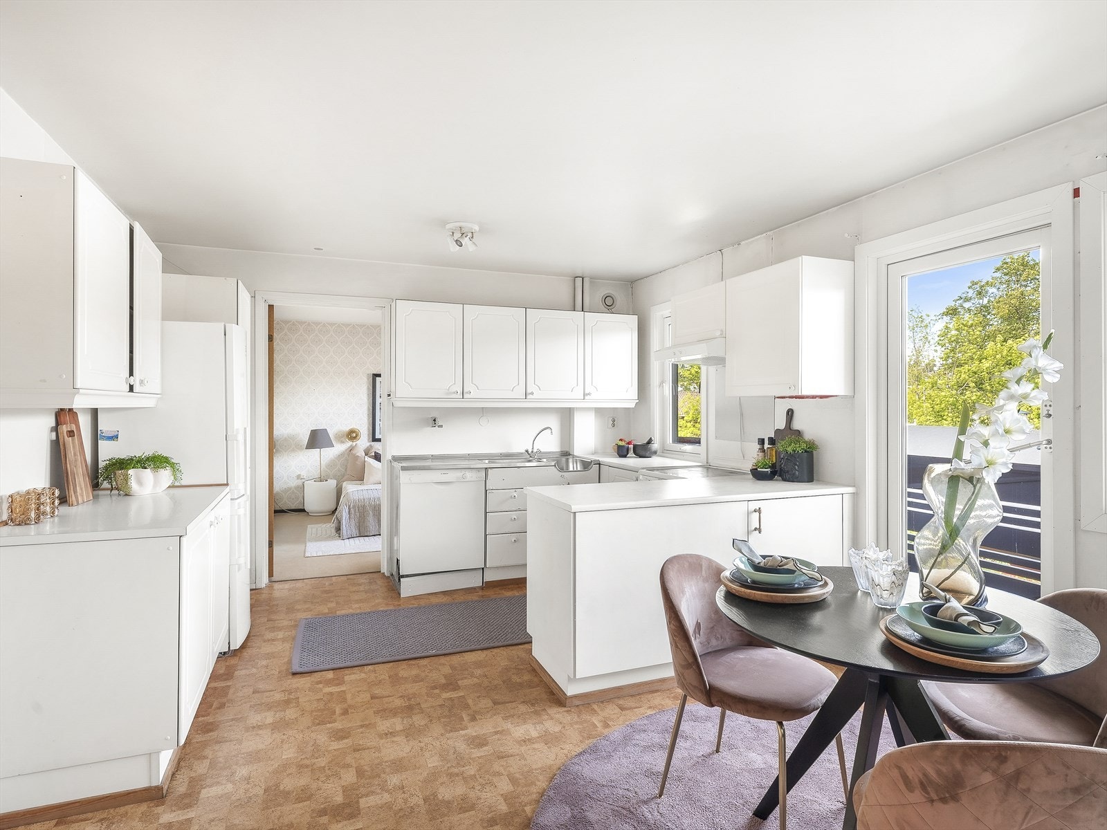 Kjøkken med klassisk innredning, god benkeplass og utgang til østvendt balkong. Galleribilde