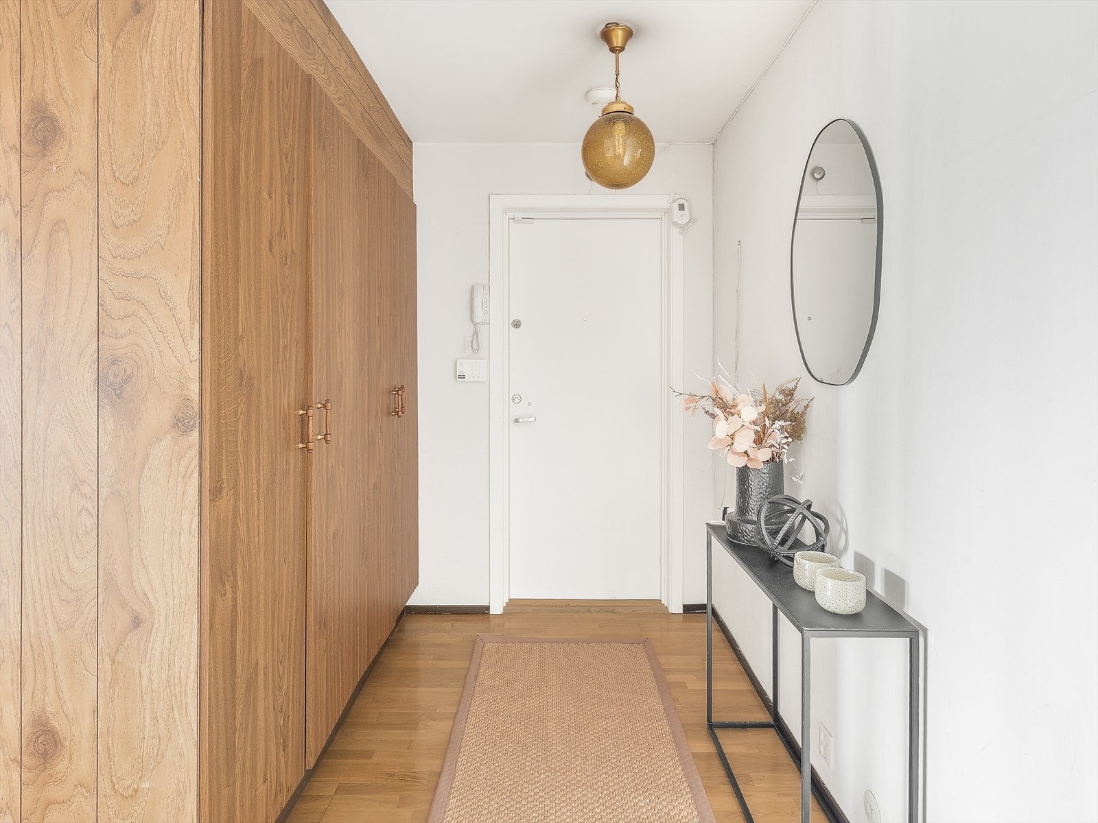 Entréen ønsker deg velkommen med god garderobeplass og praktiske løsninger. Galleribilde