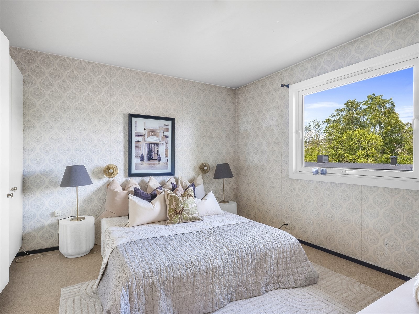 Hovedsoverommet har nøytrale vegger og store vinduer som gir behagelig atmosfære. Galleribilde