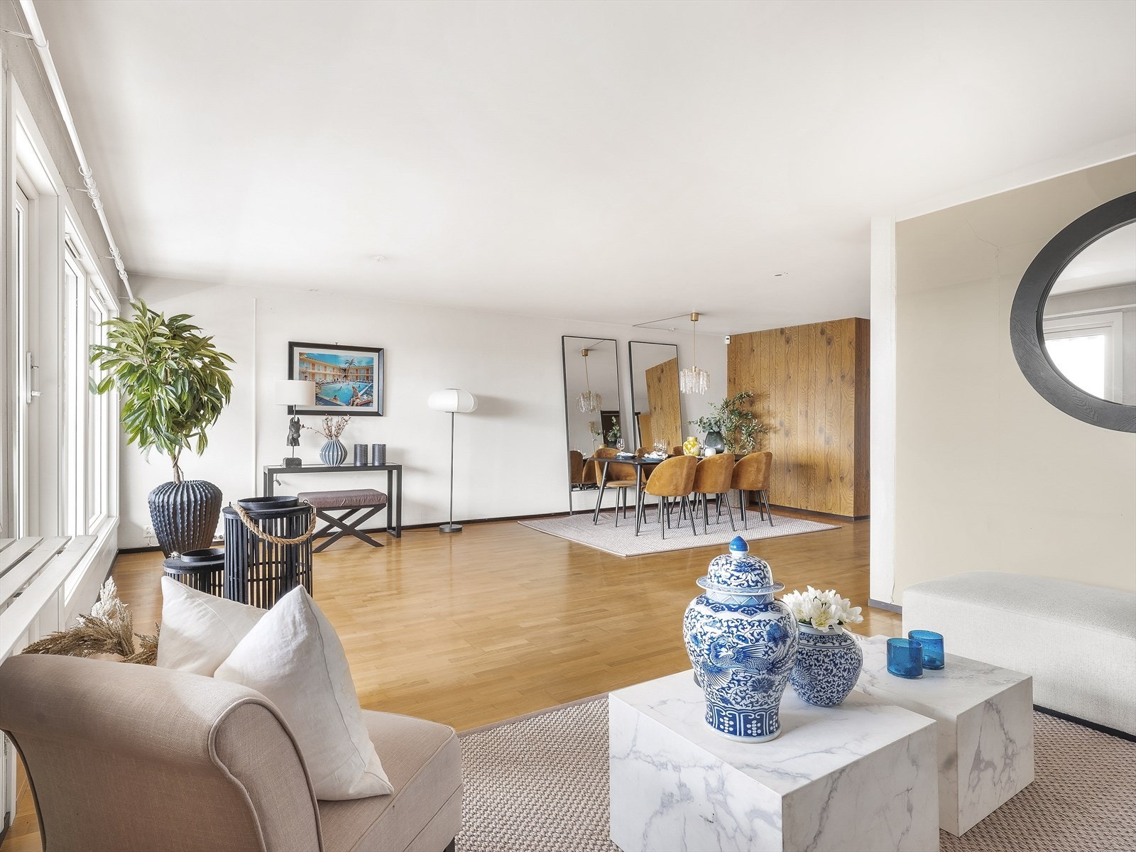 Stuen har parkett og store vinduer som gir flott lysinnslipp hele dagen. Galleribilde