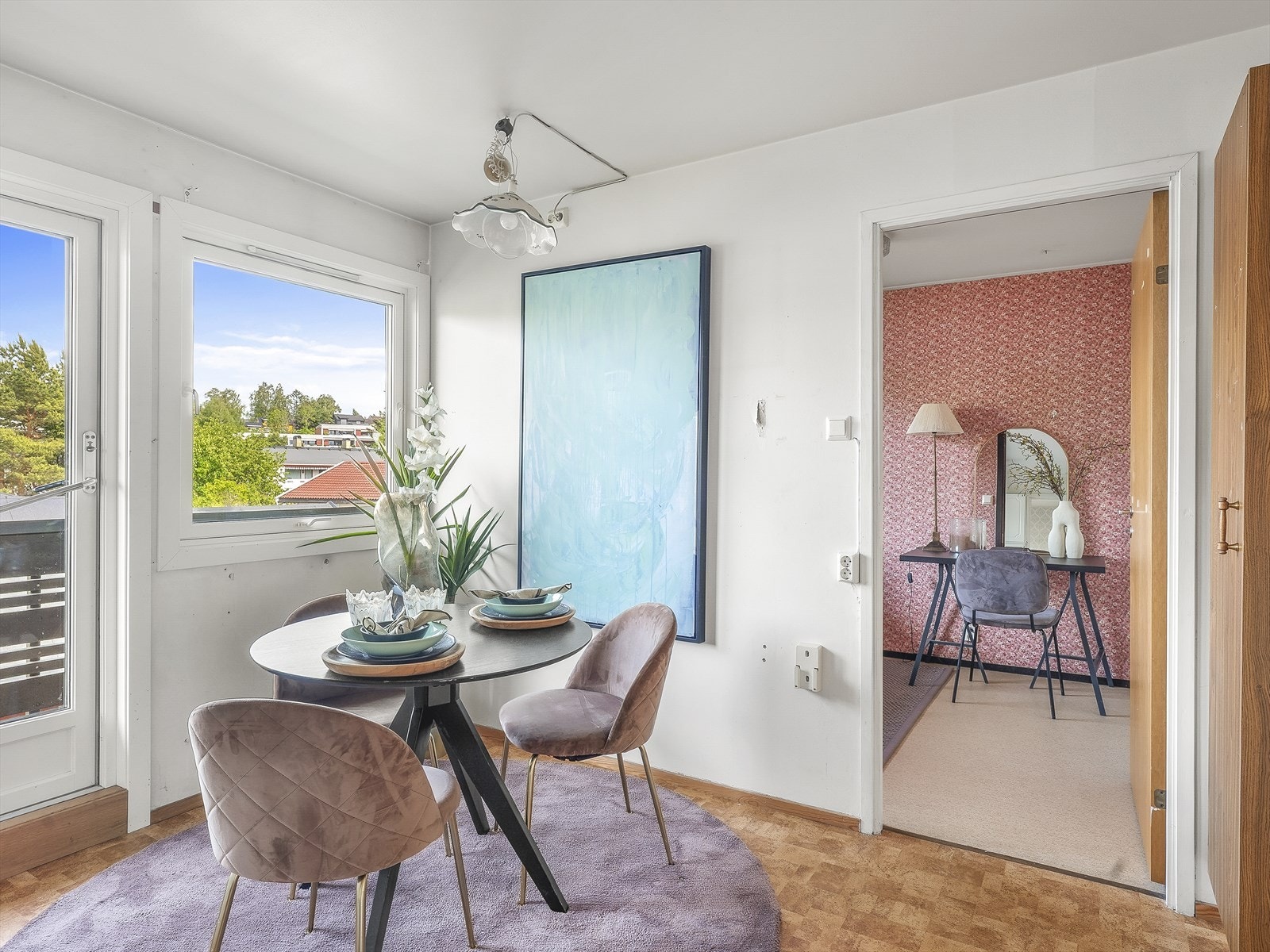 Kjøkkenets spiseplass ligger lunt til med utsikt mot nabolaget og adkomst til soverom. Galleribilde