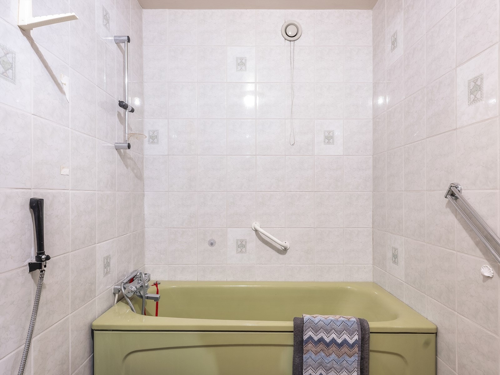 Baderommet har fliser, badekar og behov for oppgradering etter dagens standard. Galleribilde