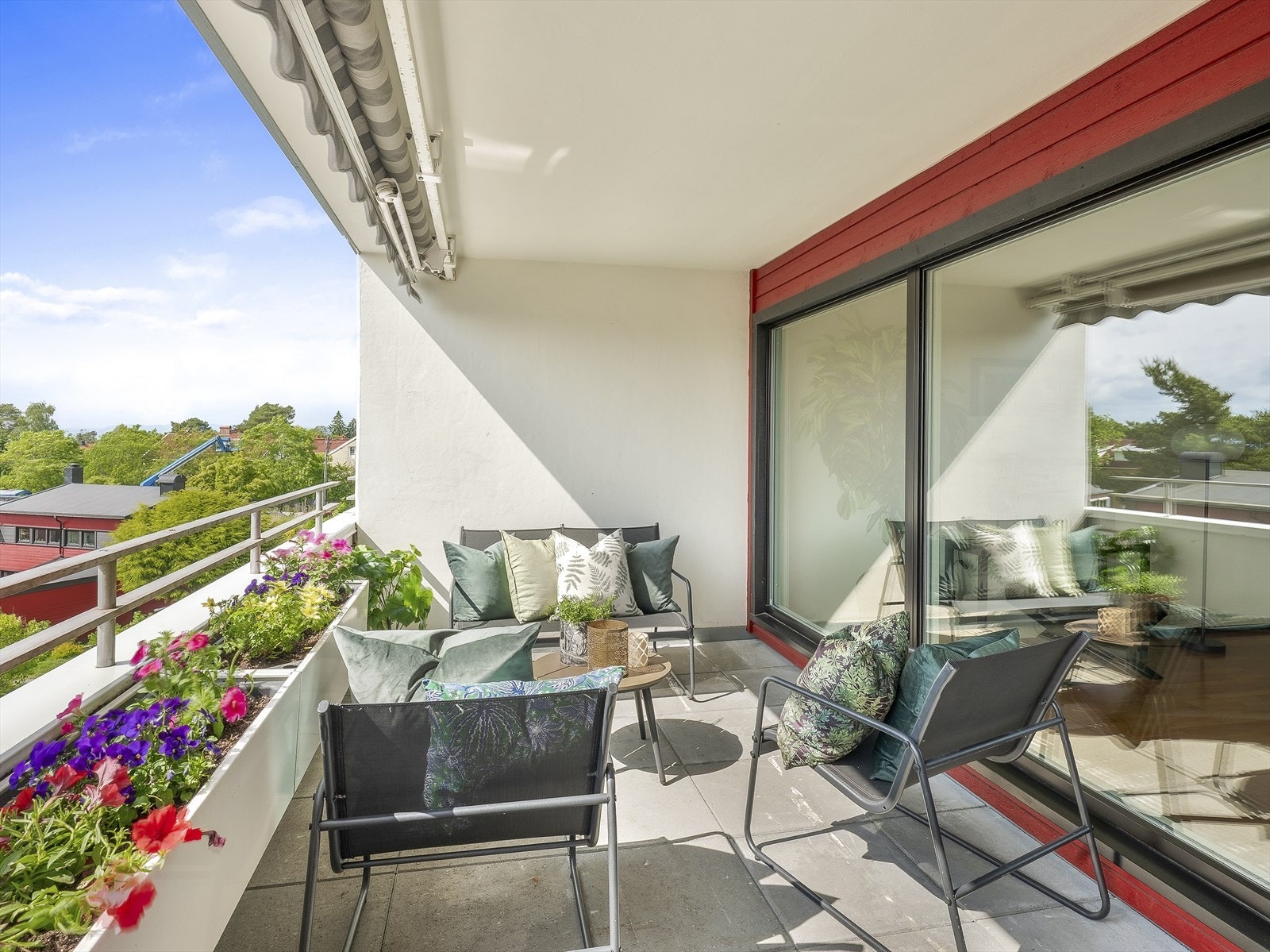 Terrassen har markise for solskjerming og er ideell for avslapning hele året. Galleribilde