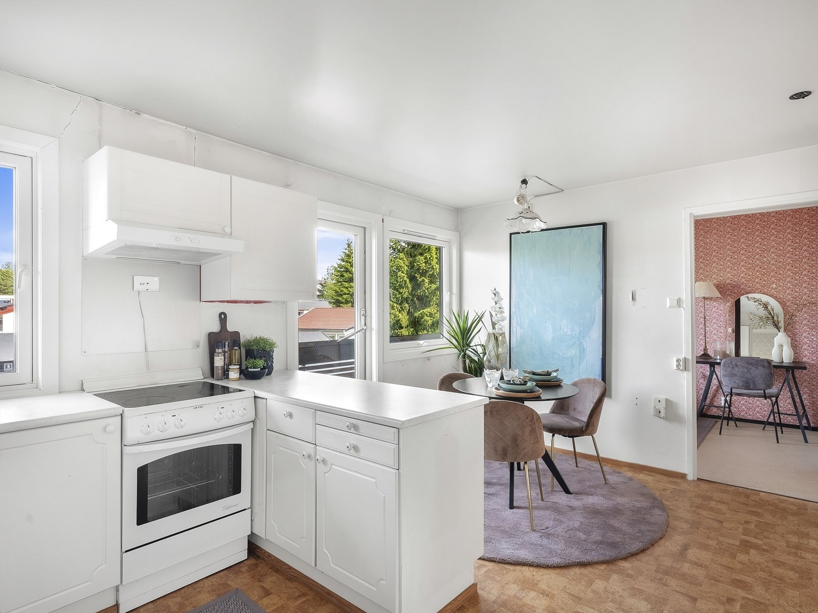 Kjøkkenet er praktisk utformet med plass til frittstående hvitevarer og egen spiseplass. Galleribilde