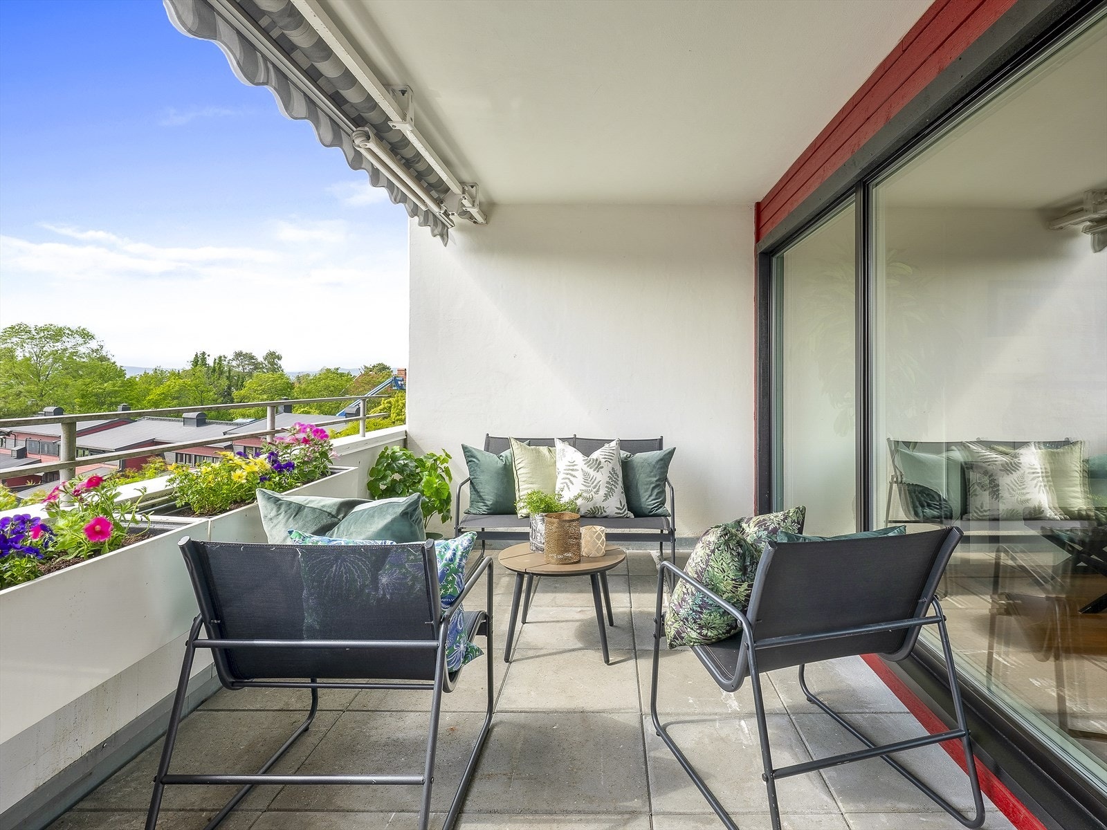 Vestvendt terrasse på 13 m² med gode solforhold. Galleribilde