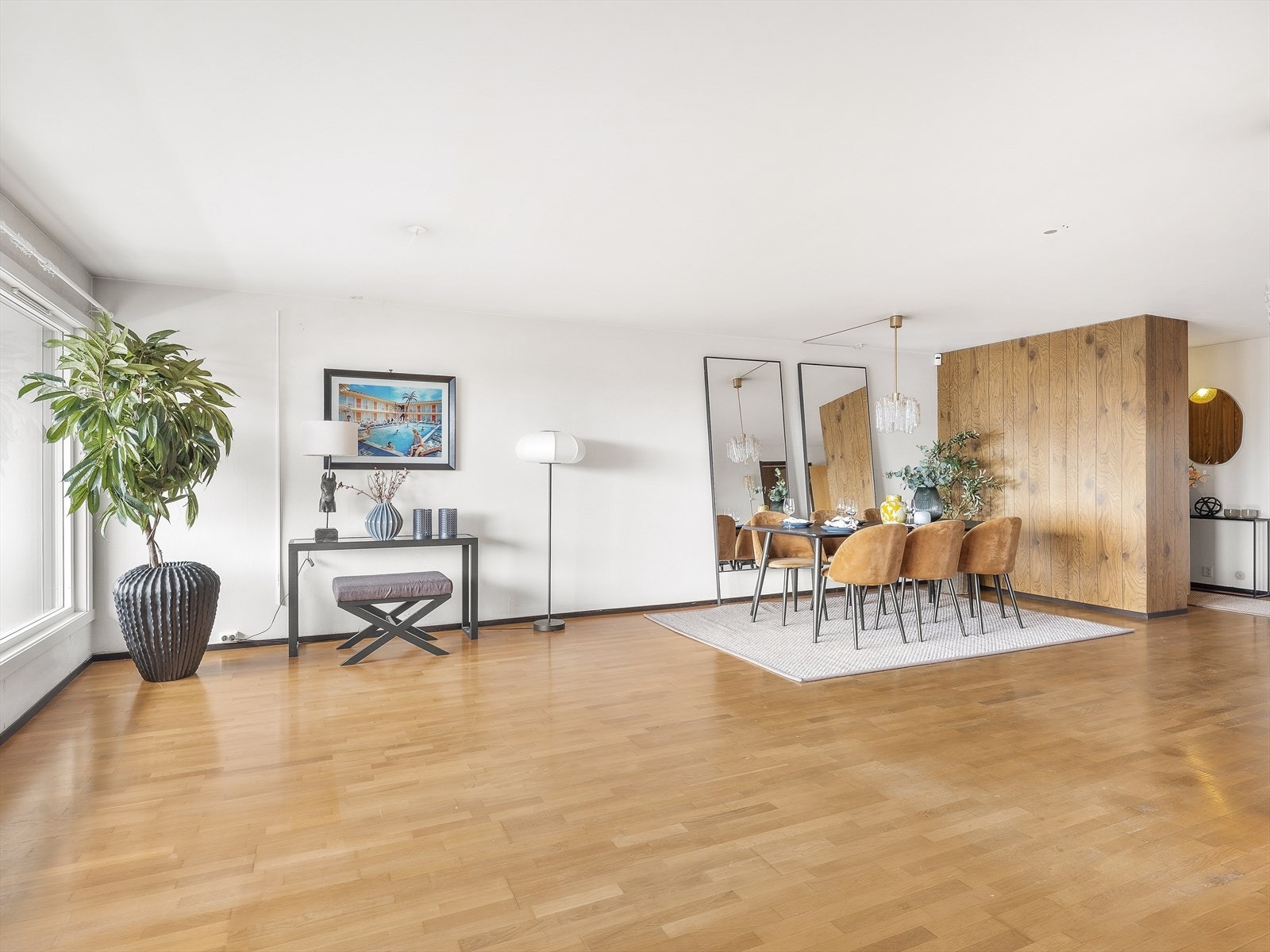 Stuen har god plass til både spisegruppe og sofakrok, samt tidløse overflater. Galleribilde