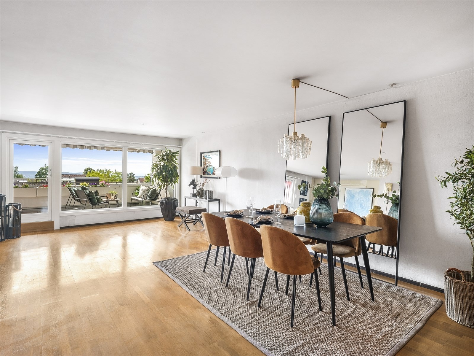 Stor spiseplass i stue med mulighet for langbord og stemningsfulle middager. Galleribilde