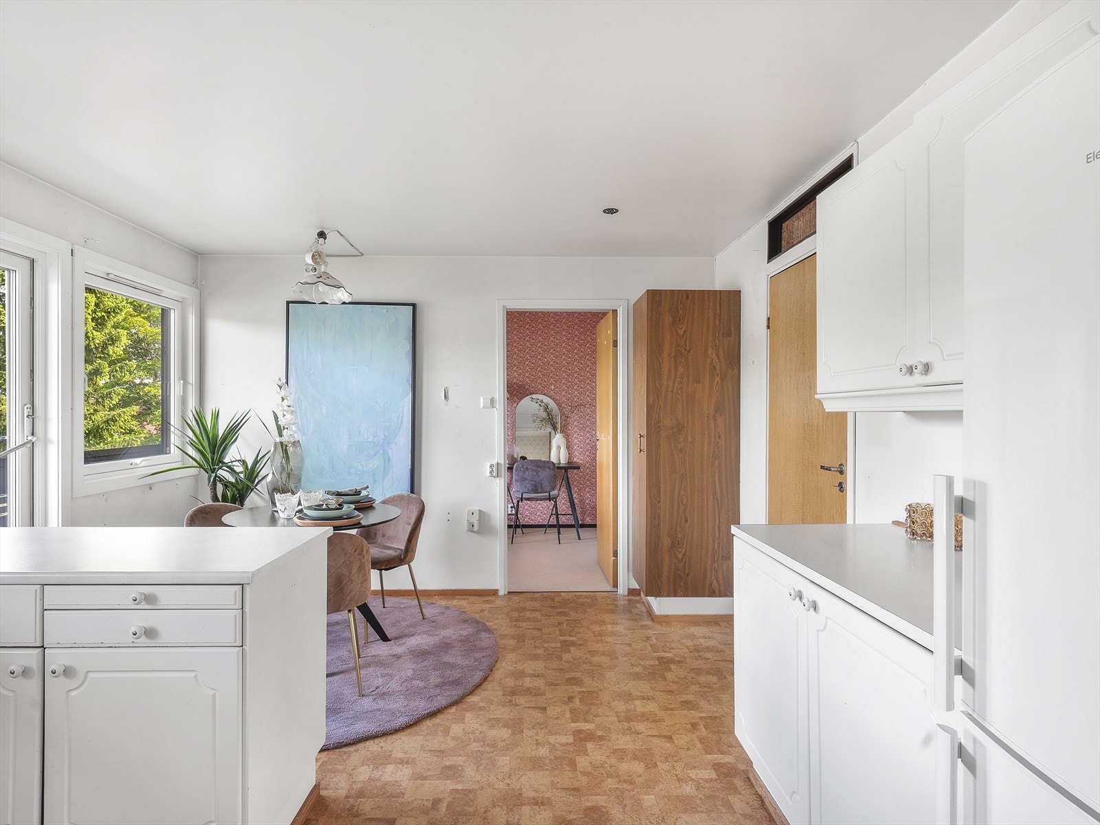 Kjøkkenet har laminat benkeplate, glatte skapfronter og vinduer fra 2019. Galleribilde