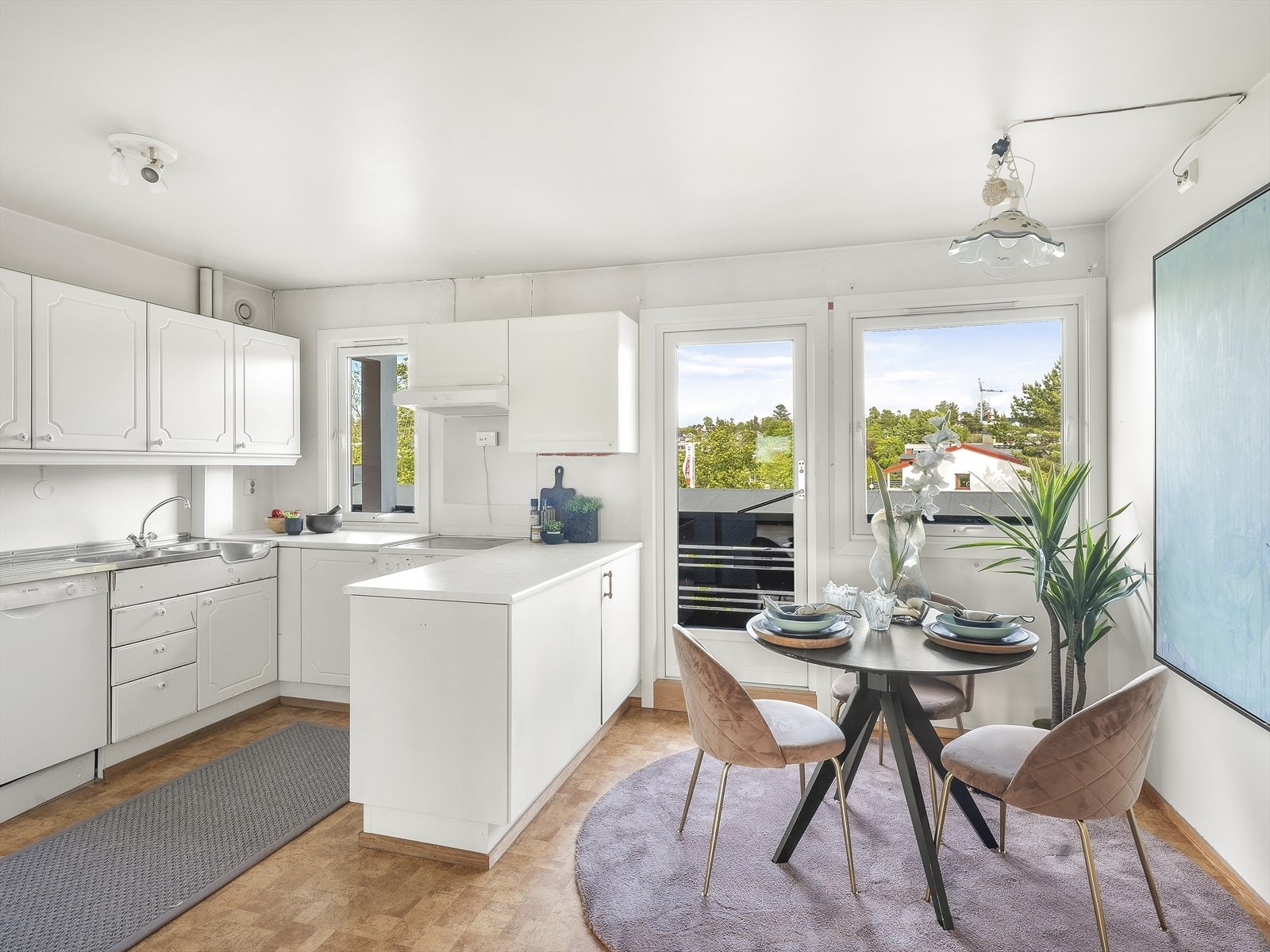 Kjøkkenet har spiseplass ved vinduet, ideelt for hyggelige måltider i hverdagen. Galleribilde