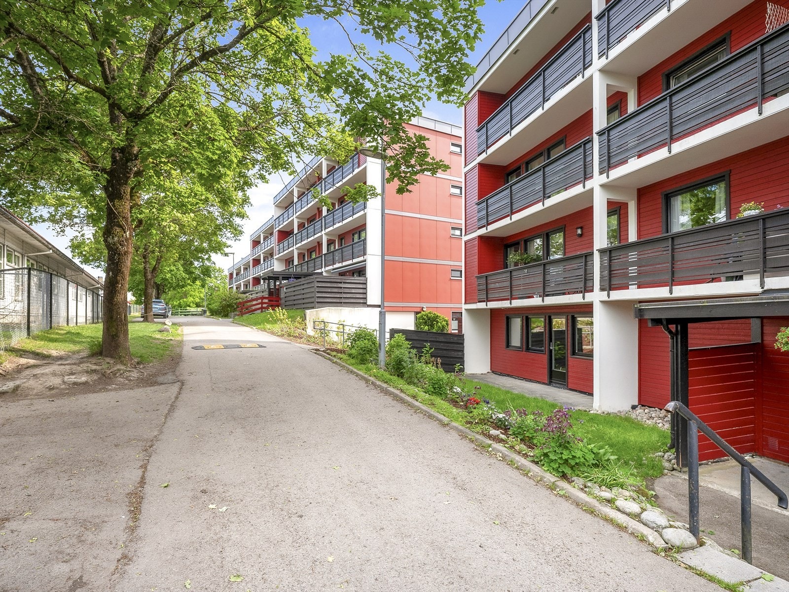 Byggets fasade i beiset panel fra 1980 gir et solid og velholdt inntrykk. Galleribilde