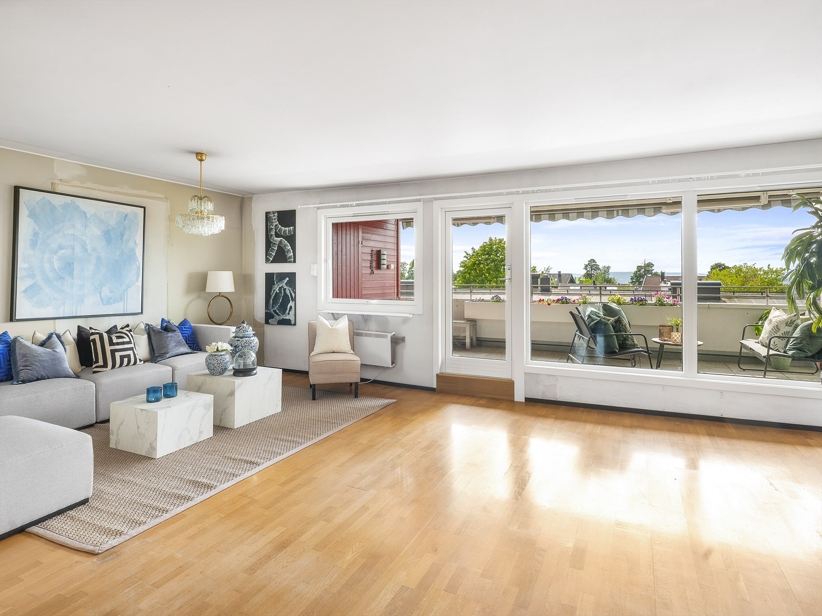 Åpen stue med fleksibel møblering, perfekt for både hverdag og sosiale sammenkomster. Galleribilde