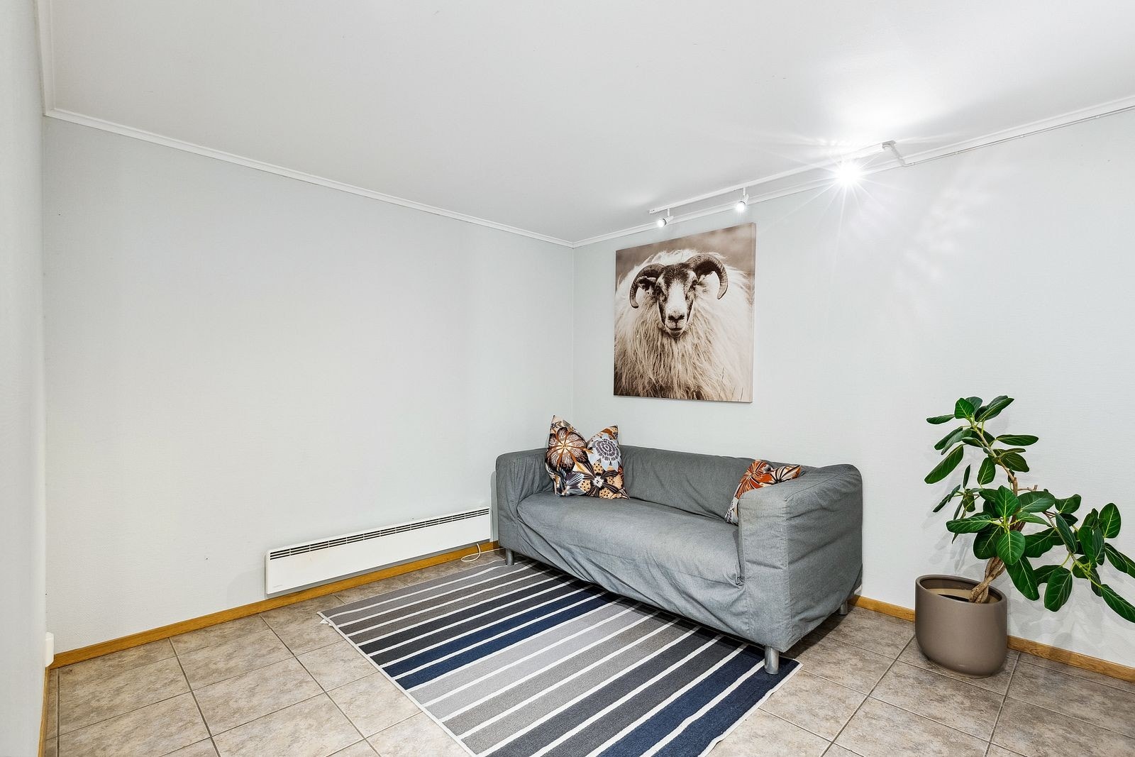Stue med plass til sittegruppe og TV Galleribilde