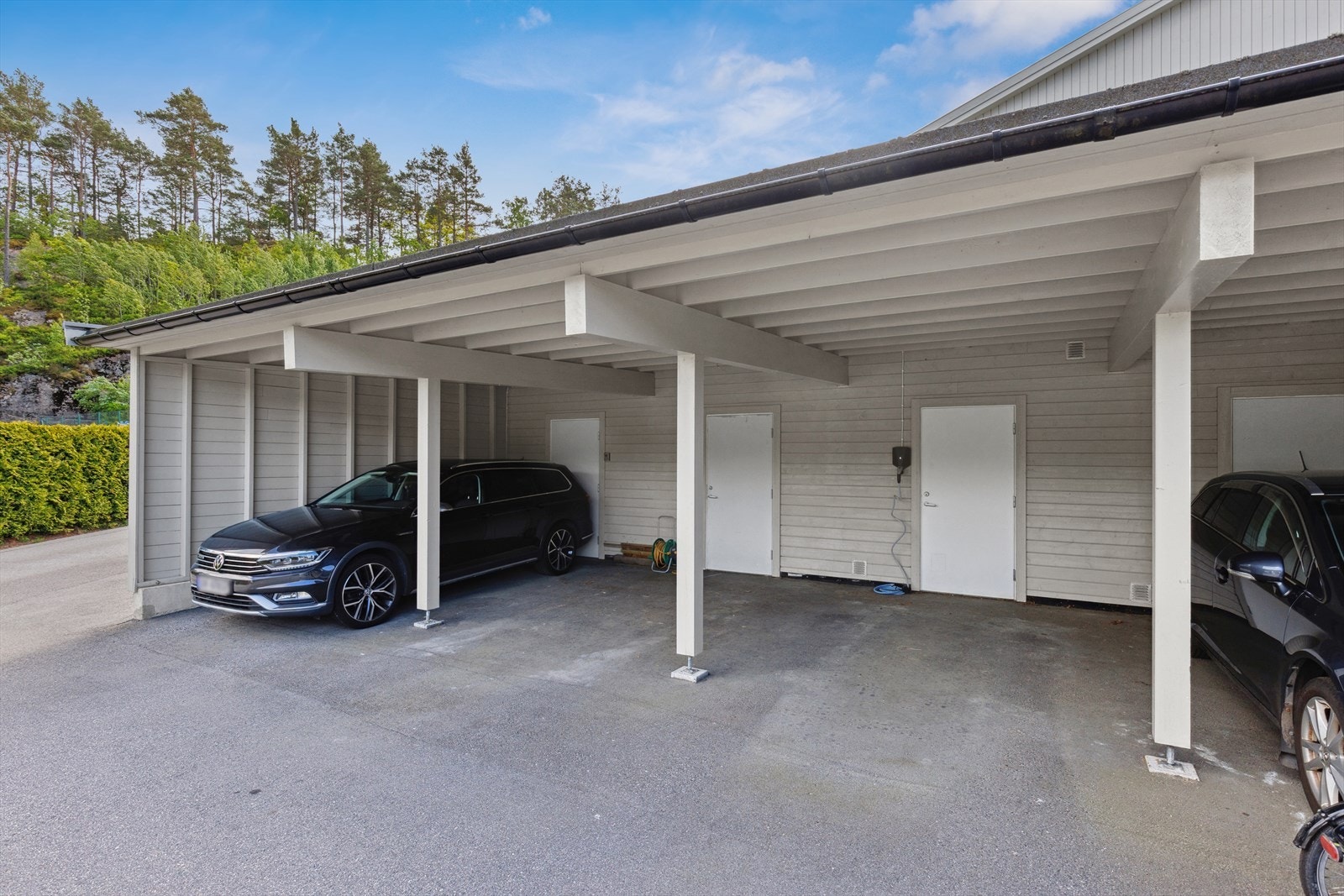 Parkering i egen carport med elbillader. Det er bod i bakkant på ca. 5 kvm. Galleribilde