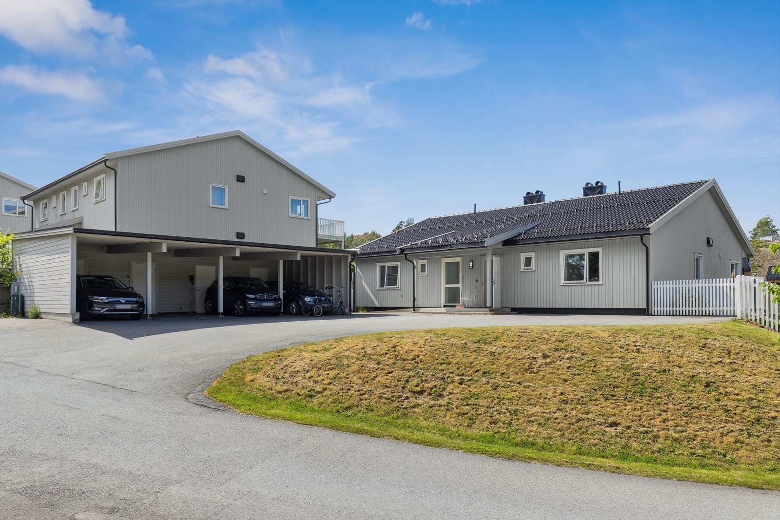 En lys og innbydende leilighet fra 2014 med carport og balkong. Galleribilde