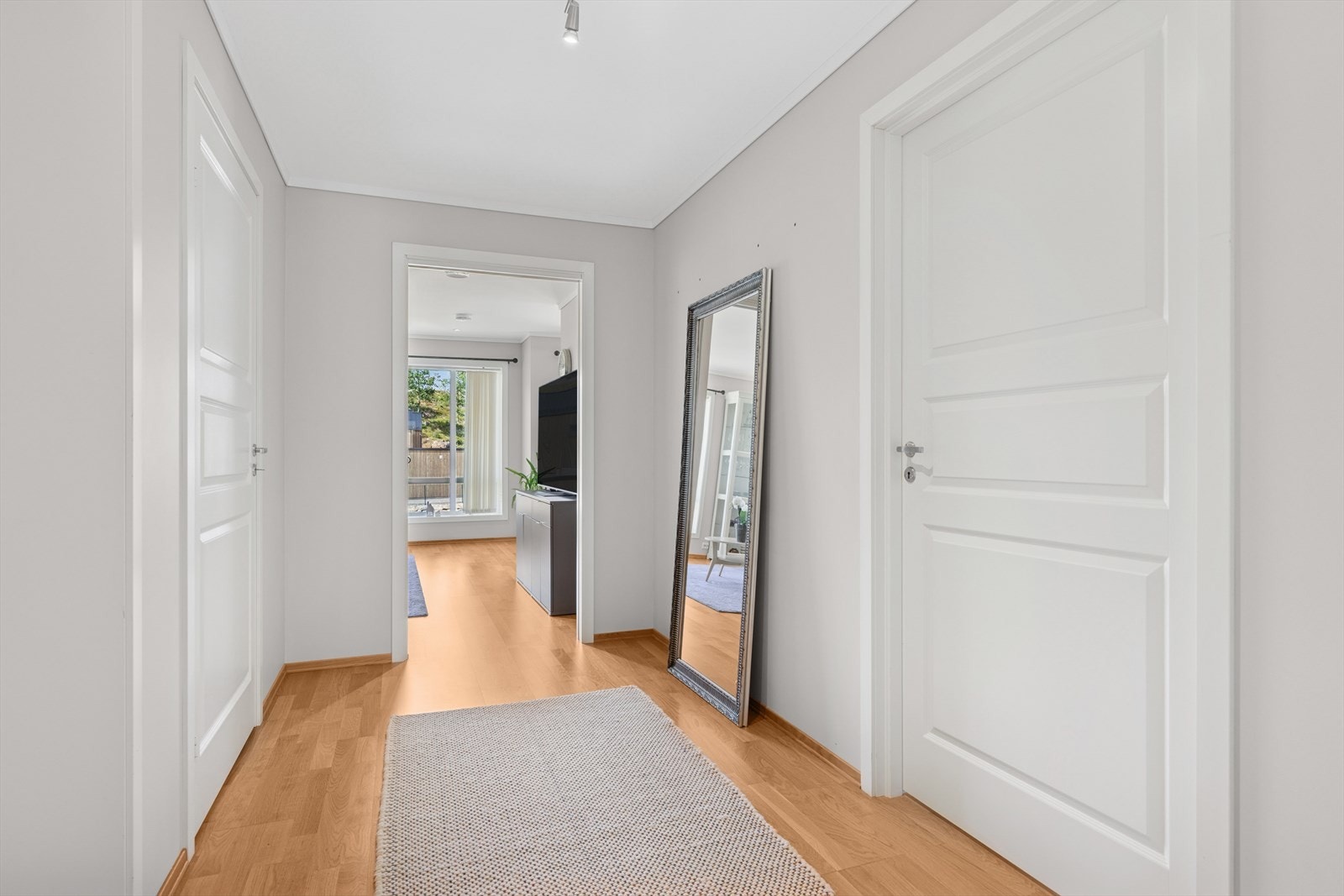 Det opphengsmuligheter langs veggen og plass for sko. Galleribilde