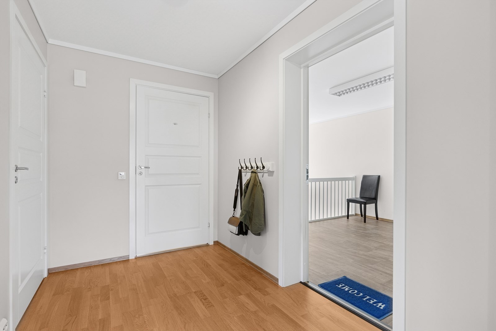 Man kommer inn i en lys og hyggelig gang med parkett på gulv og mulighet for garderobe i innvendig bod. Galleribilde