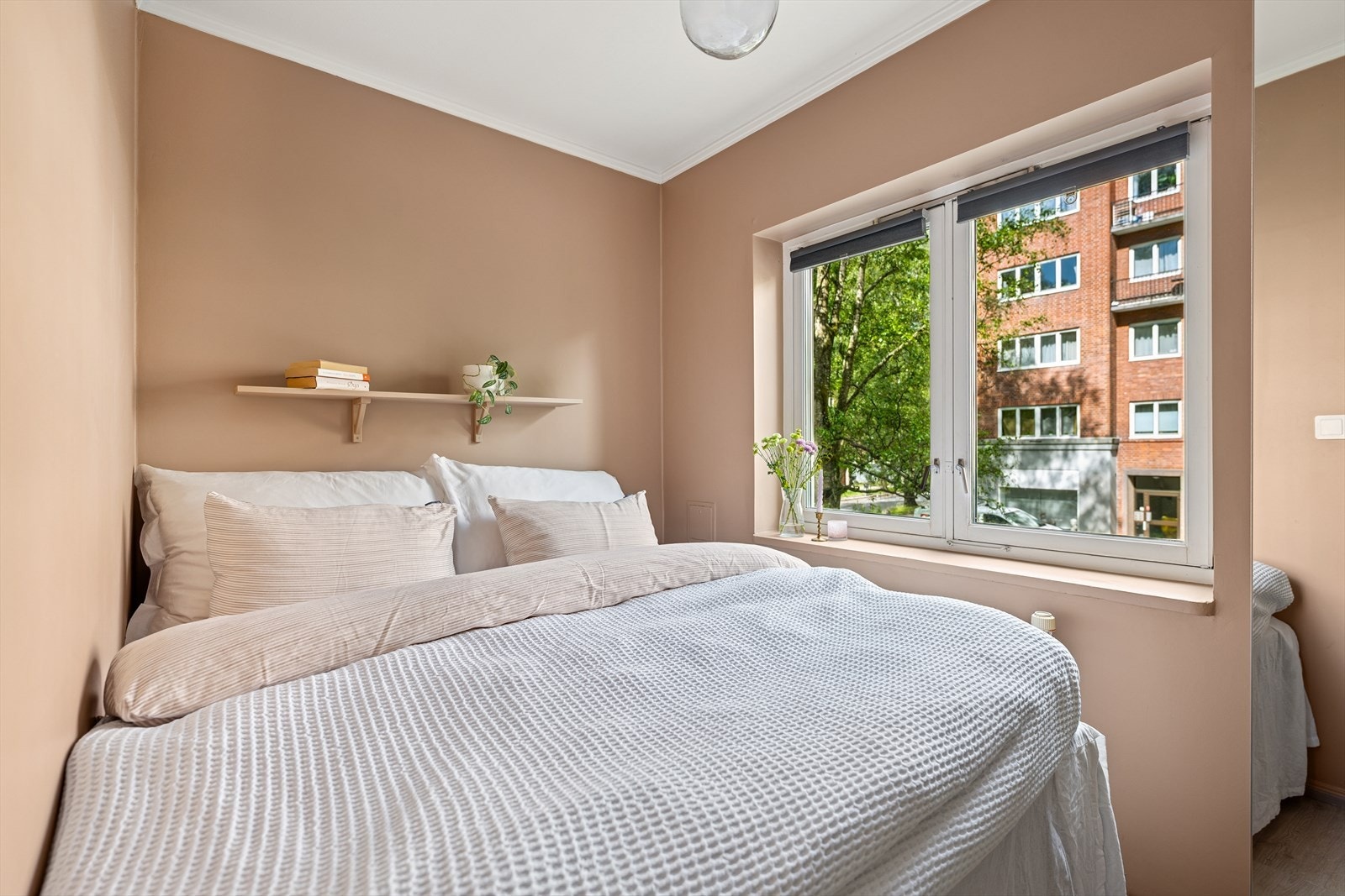 Hovedsoverommet er romslig og lyst, med en praktisk garderobeskap som gir rikelig med oppbevaringsplass. Galleribilde