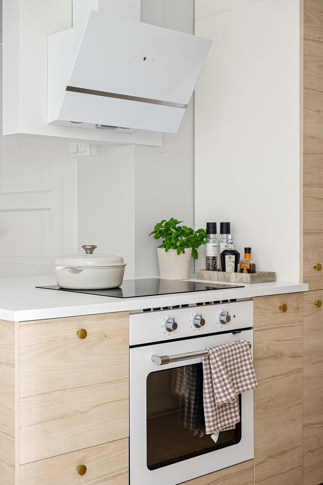 Med moderne hvitevarer som induksjonstopp og komfyr, er kjøkkenet perfekt for effektiv og enkel matlaging. Galleribilde