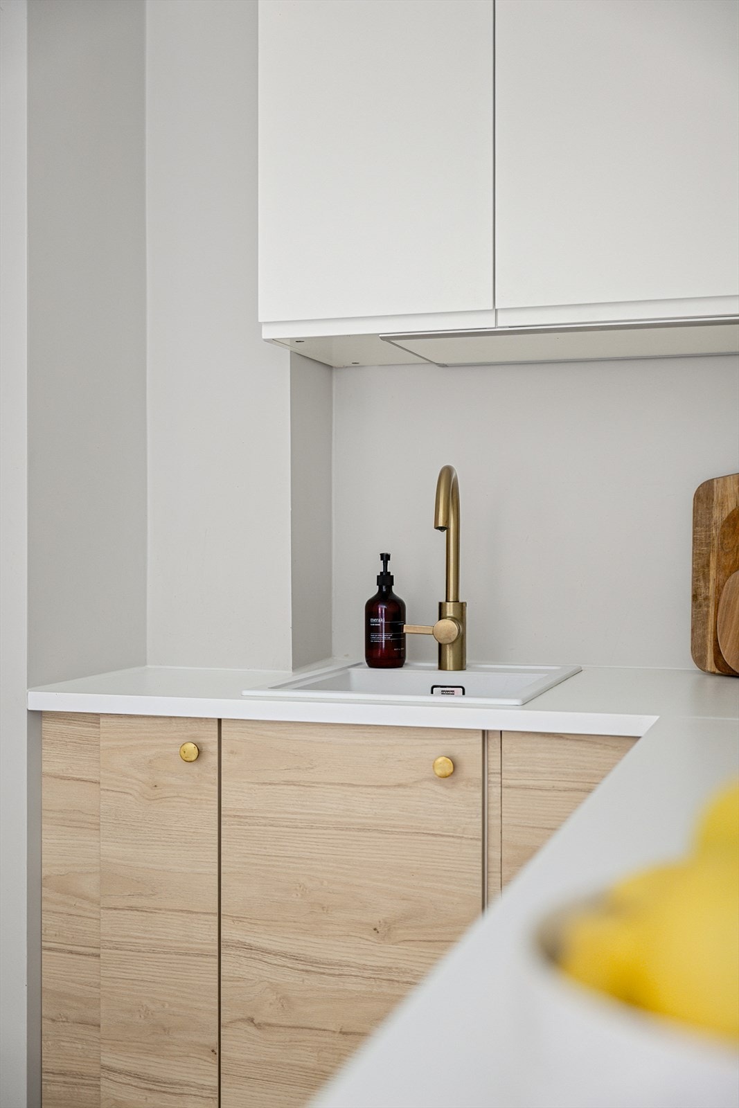 Kjøkkenet har rikelig med skap og skuffer, som gir god oppbevaringsplass for alt av kjøkkenutstyr og matvarer. Galleribilde