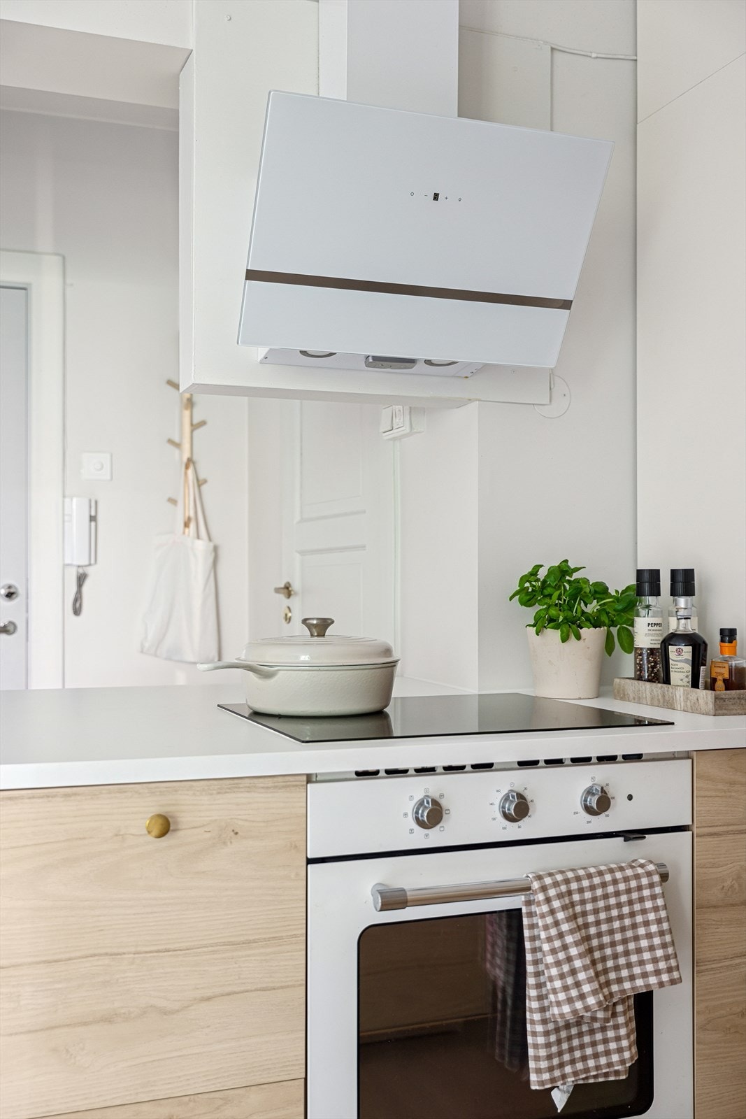 Kjøkkenet er utstyrt med integrerte hvitevarer, inkludert komfyr, induksjonstopp, oppvaskmaskin og kjøleskap, som gir en sømløs og funksjonell arbeidsflate. Galleribilde