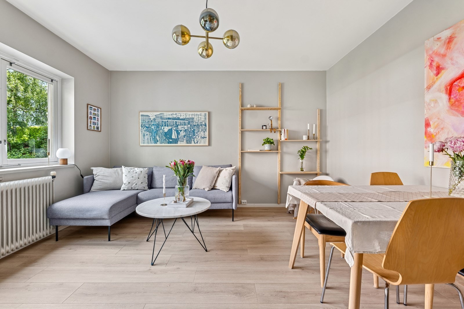 Dette er en effektiv leilighet med god planløsning som gjør det enkelt å kunne møblere med sittegruppe og spisebordsløsning. Galleribilde