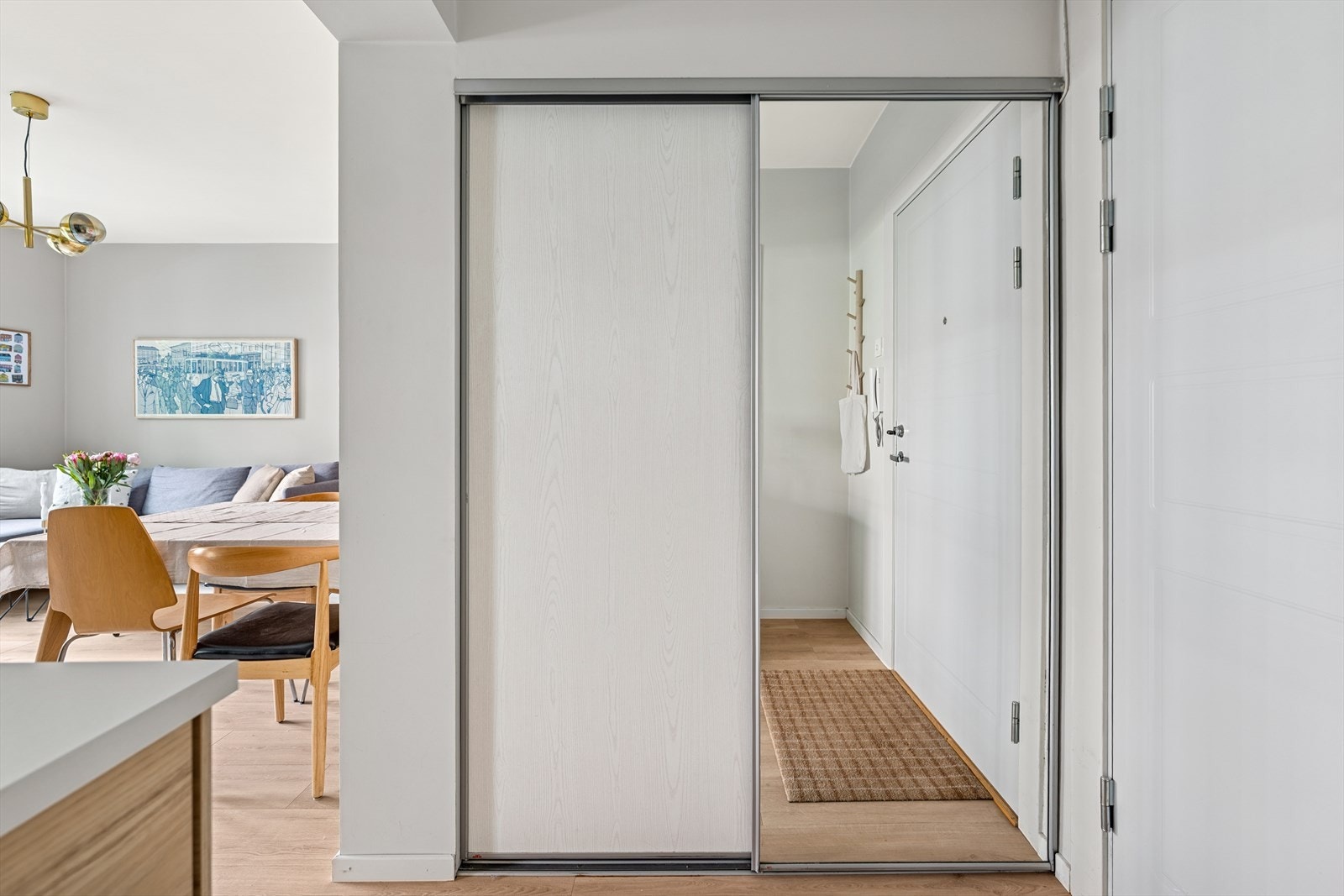 Romslig entrè med skyvedørdsgarderobe for yttertøy og ekstra oppbevaring. Galleribilde