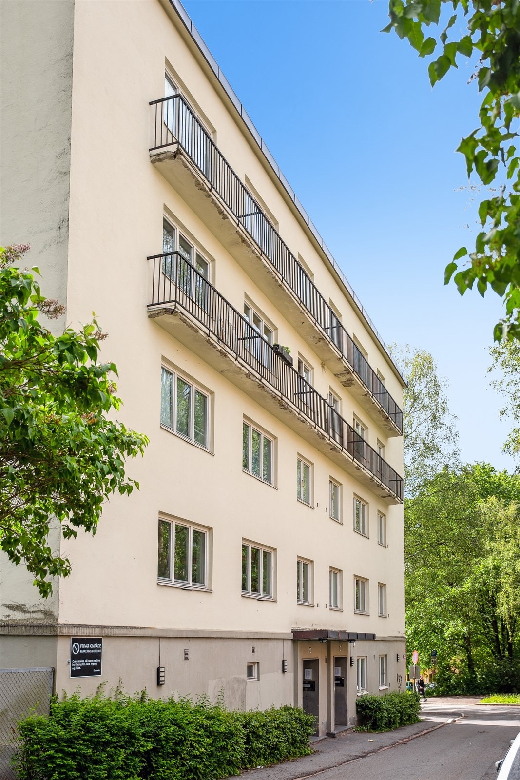 Selger har også noen private bilder fra felles bakgård. Galleribilde