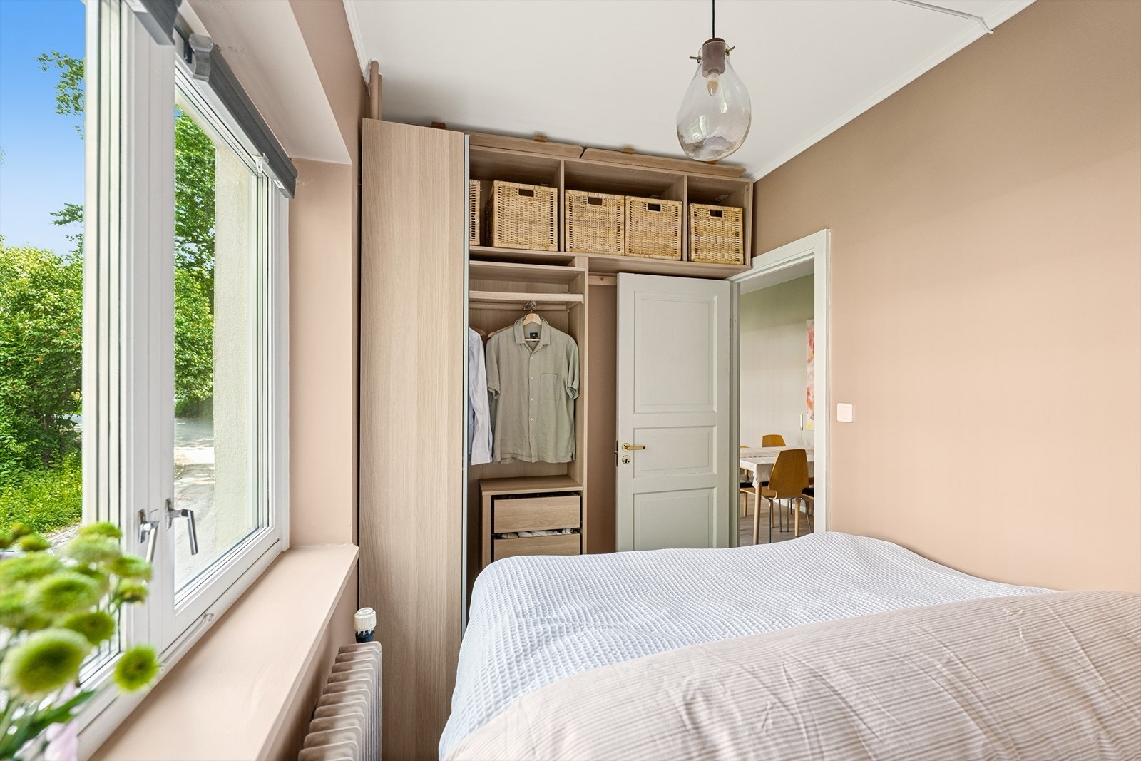 Garderobeskapet har åpne hyller og en praktisk innredning som gir rikelig med oppbevaringsplass. Den smarte garderobeløsningen gjør det enkelt å organisere klær og tilbehør, samtidig som den sparer plass i rommet. Galleribilde