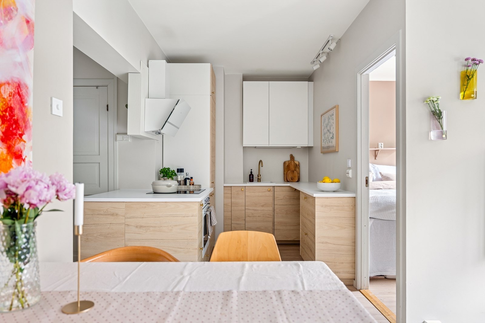 Den sentrale plasseringen gjør det til et naturlig samlingspunkt i leiligheten, perfekt for både hverdagsmiddager og festlige anledninger. Galleribilde