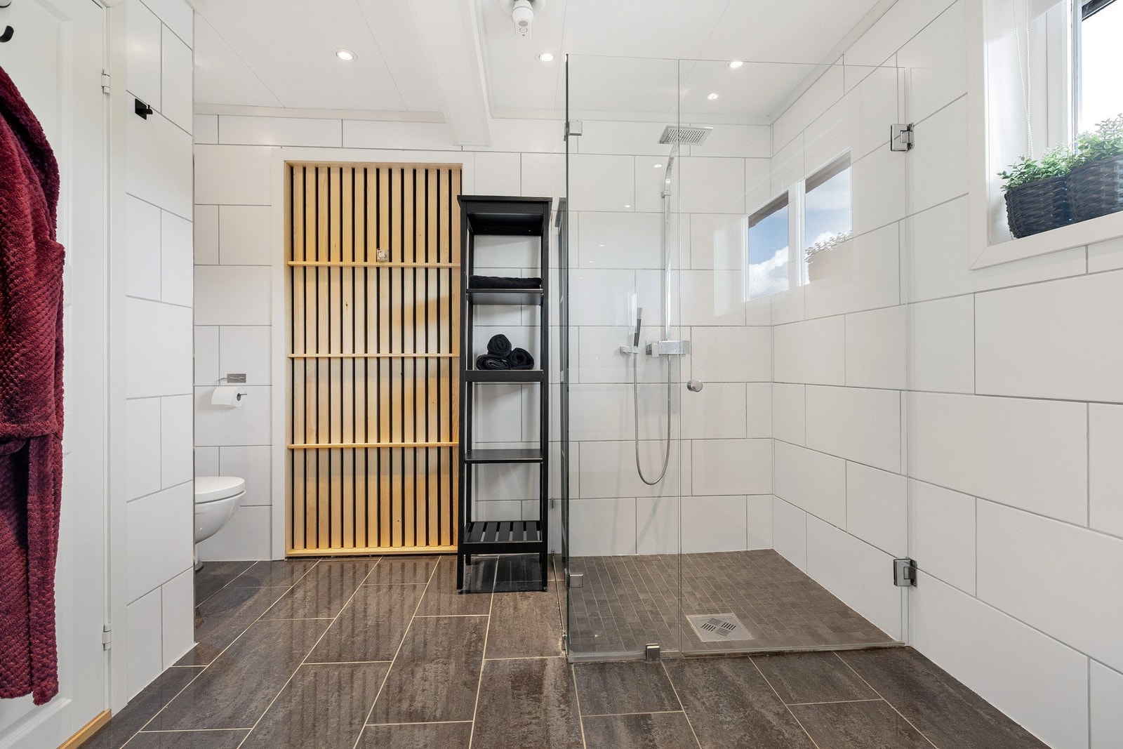 Det var tidligere to dører på badet, den ene er tettet av nåværende eier med spilevegg og hyller. Galleribilde